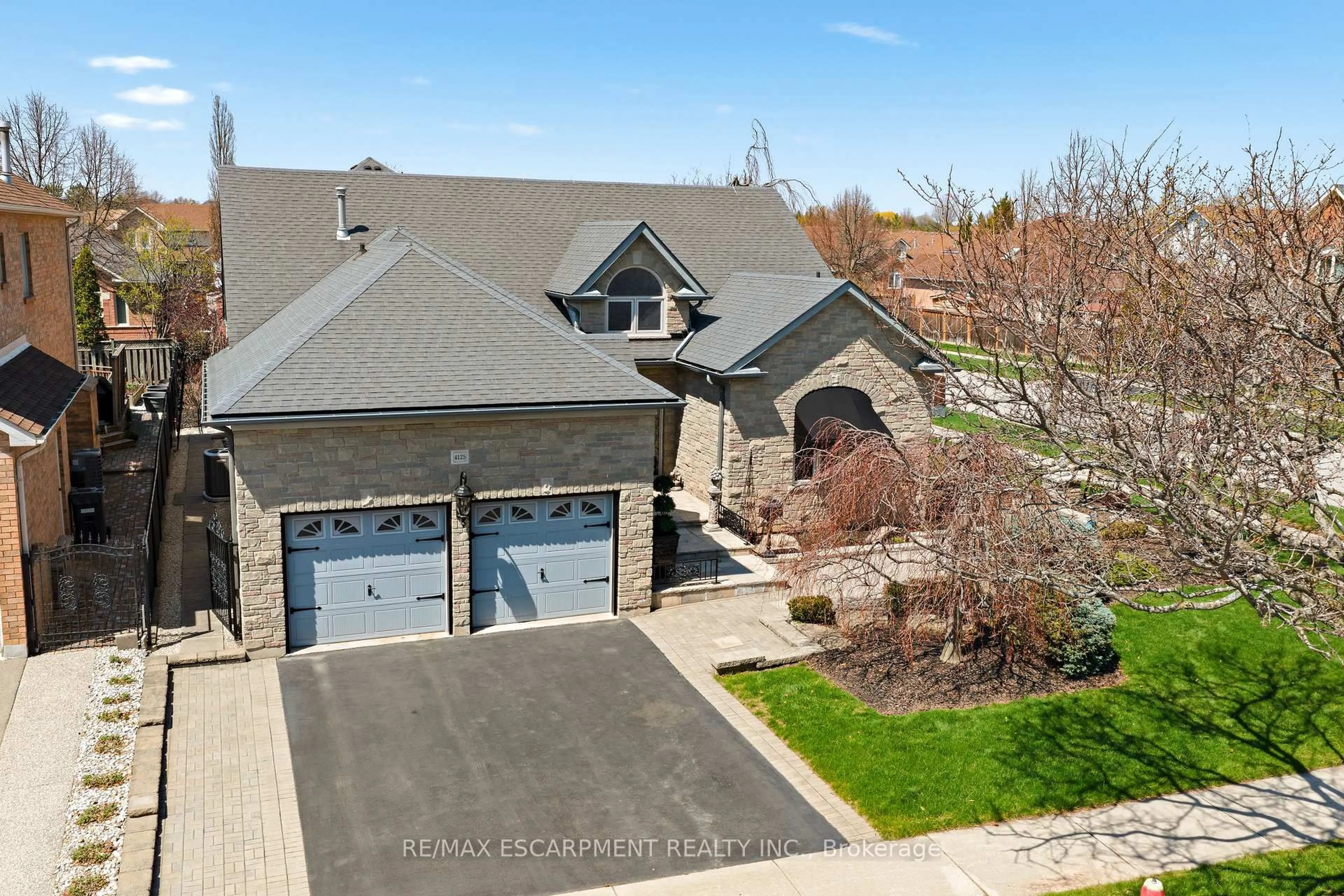 A pic from outside/outdoor area/front of a property/back of a property/a pic from drone, street for 4125 Montrose Cres, Burlington Ontario L7M 4J5