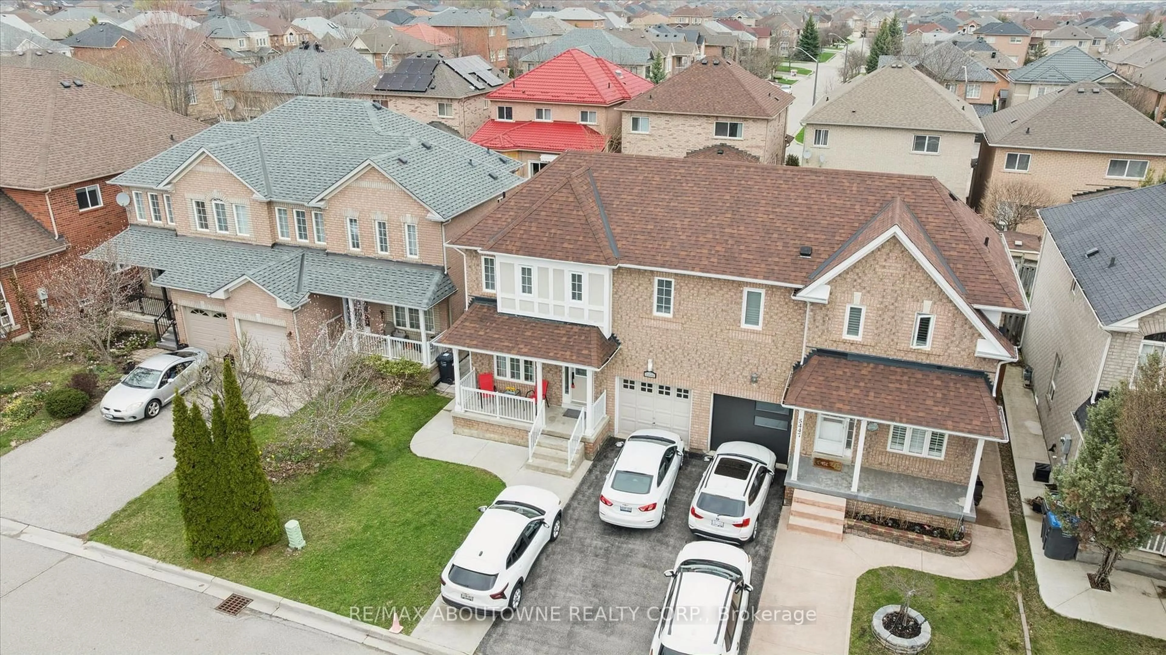 A pic from outside/outdoor area/front of a property/back of a property/a pic from drone, street for 5449 Rochelle Way, Mississauga Ontario L5M 6N4