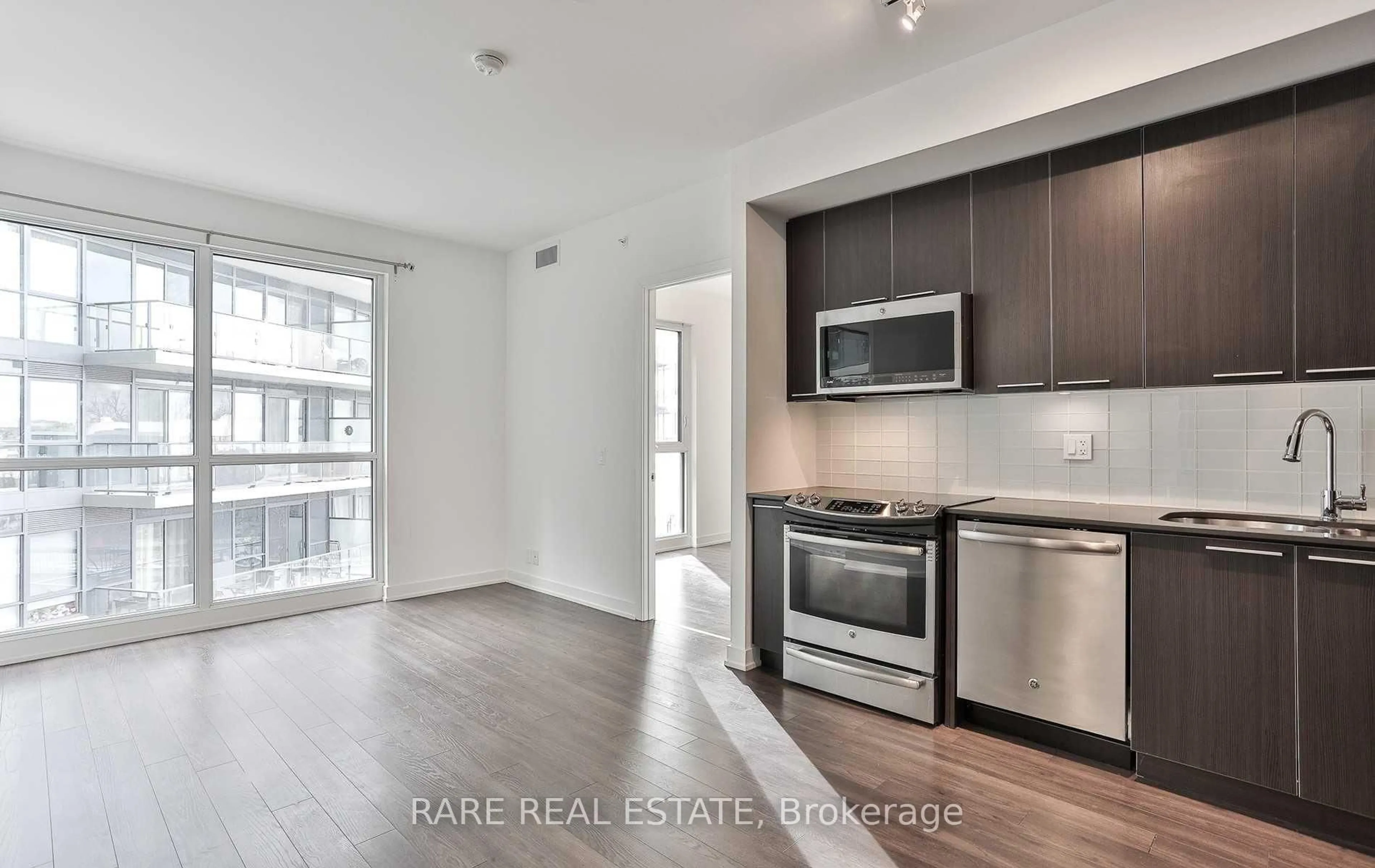 Open concept kitchen, wood/laminate floor for 10 Park Lawn Rd #422, Toronto Ontario M8Y 0H9