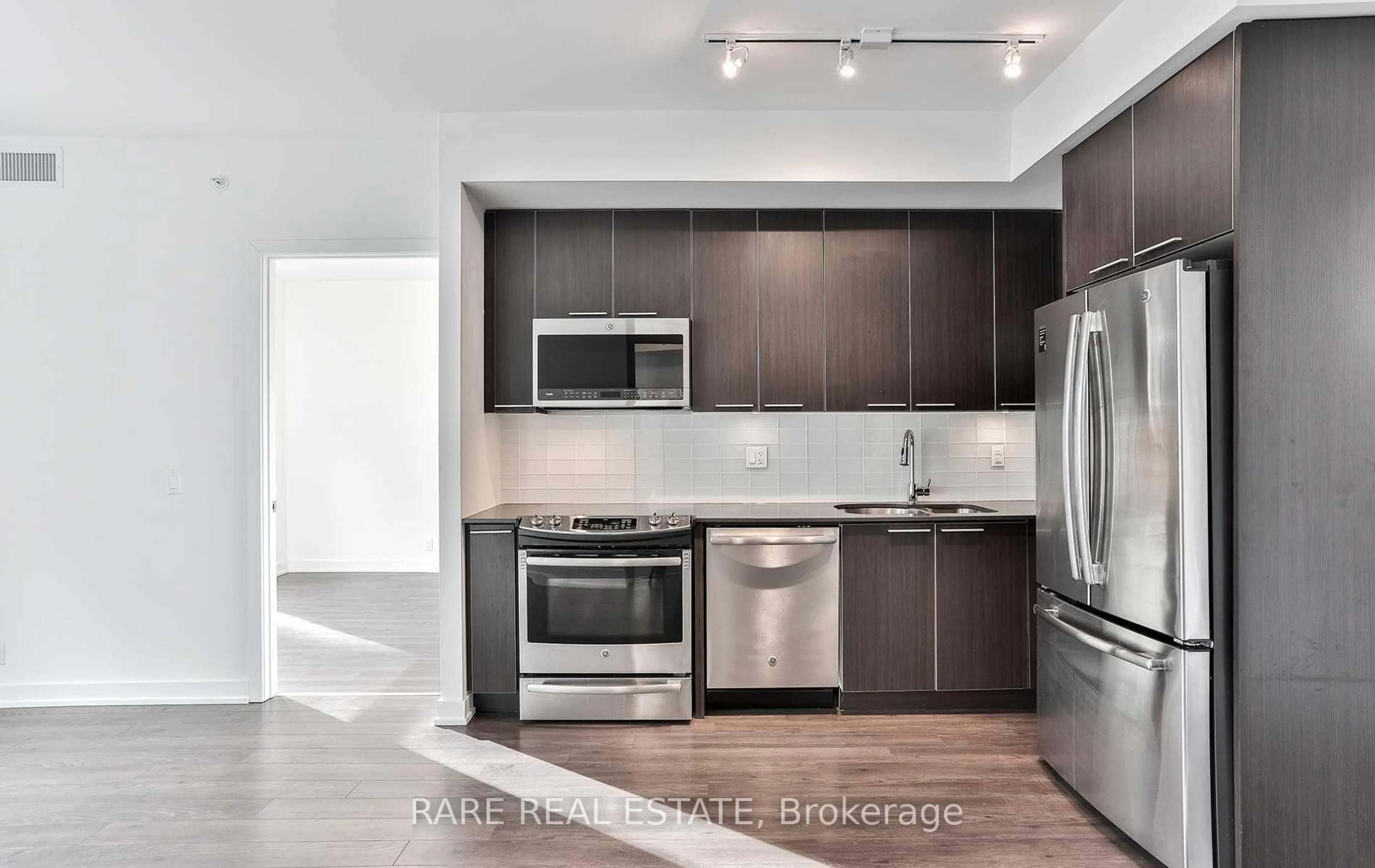Open concept kitchen, unknown for 10 Park Lawn Rd #422, Toronto Ontario M8Y 0H9