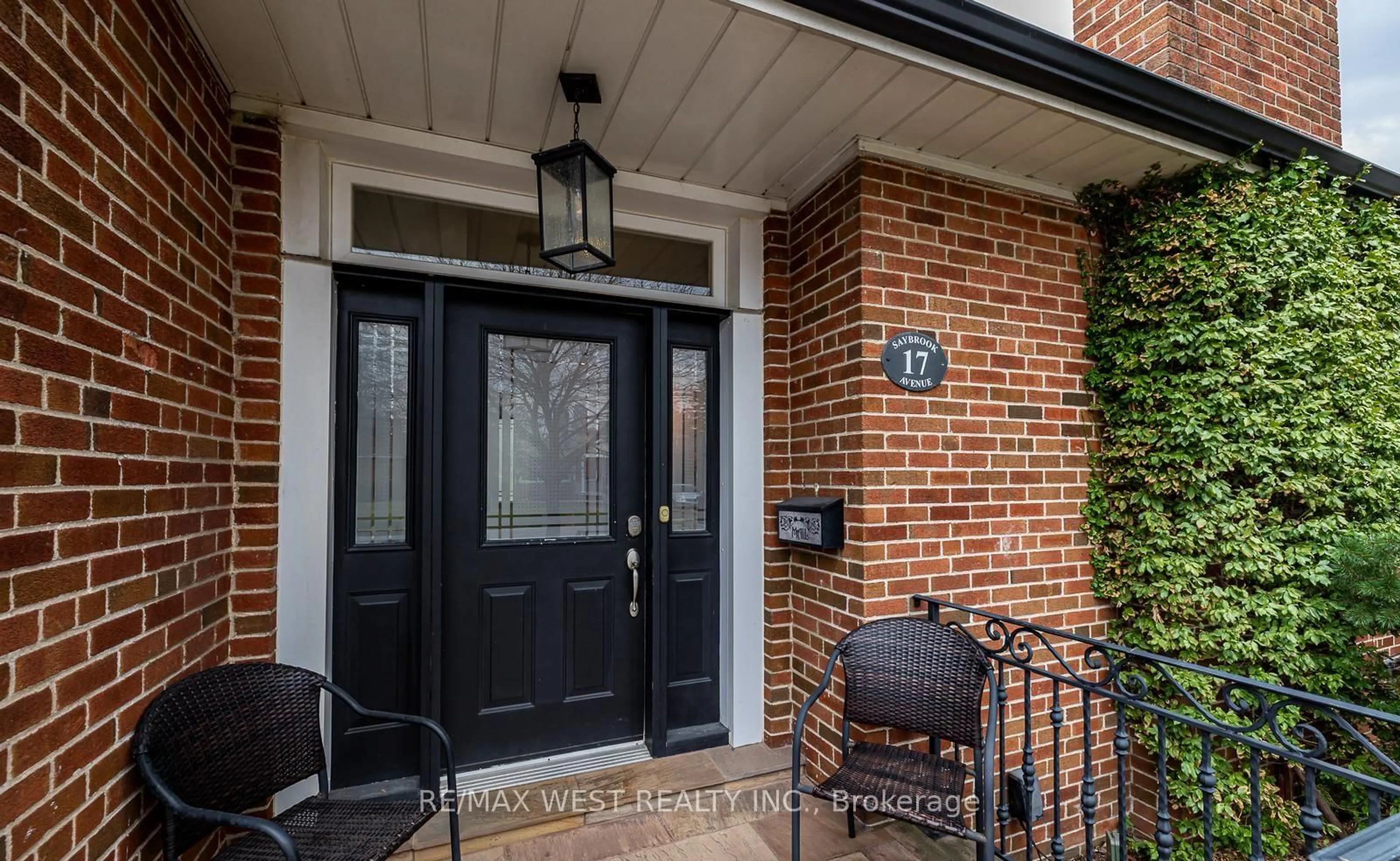 Indoor entryway for 17 Saybrook Ave, Toronto Ontario M8Z 2V3