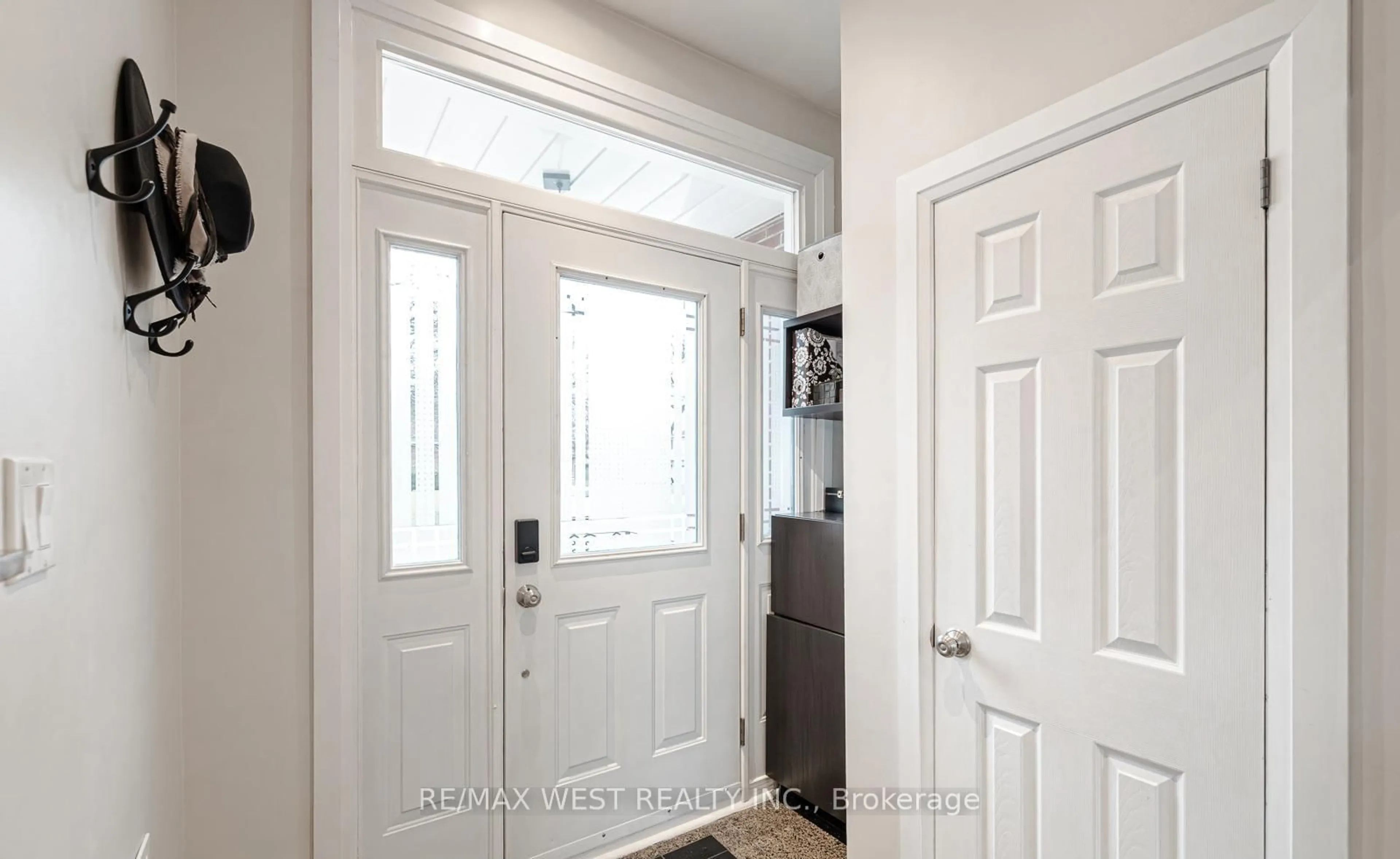 Indoor entryway for 17 Saybrook Ave, Toronto Ontario M8Z 2V3