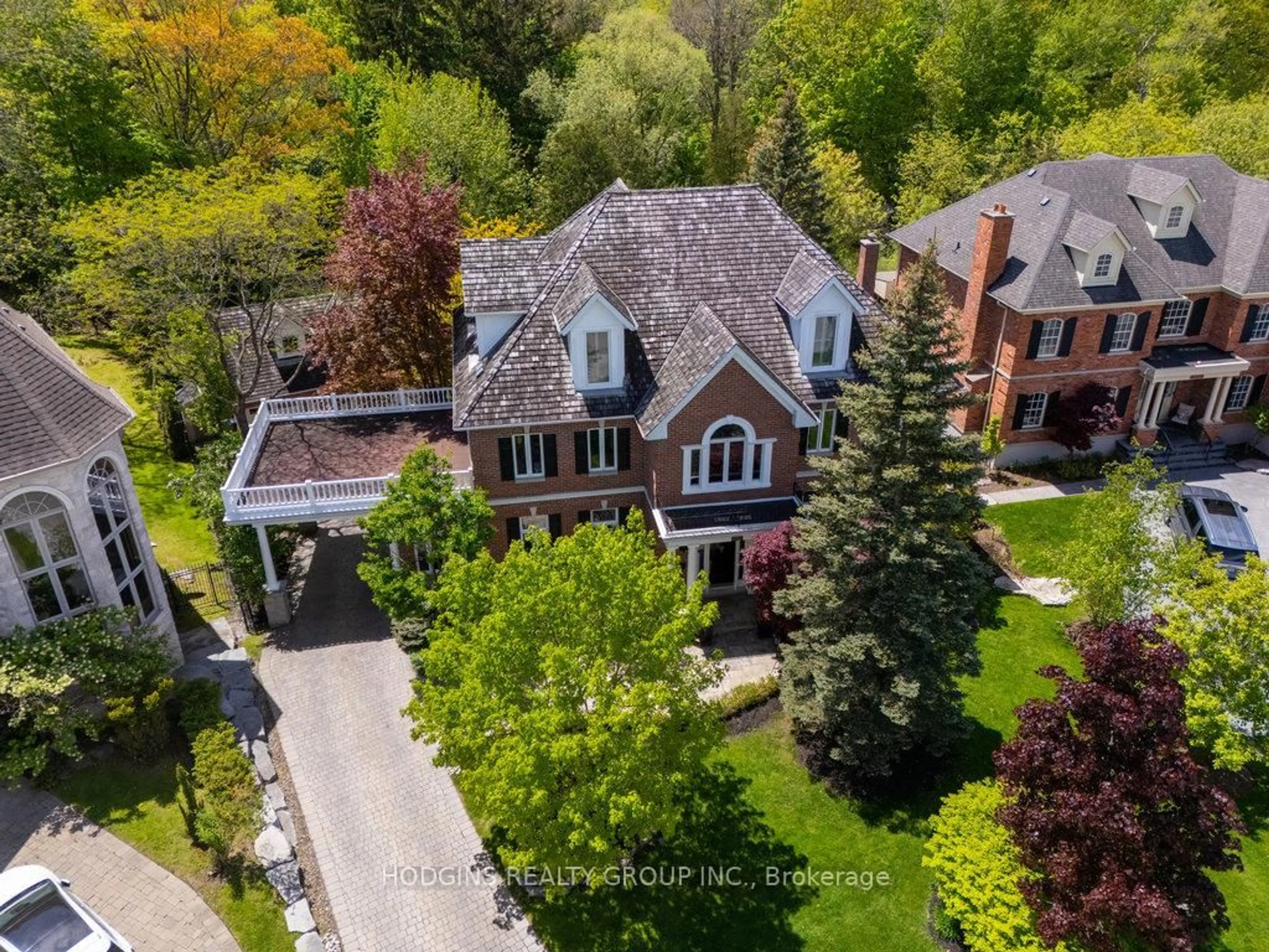 A pic from outside/outdoor area/front of a property/back of a property/a pic from drone, street for 3264 Barchester Crt, Mississauga Ontario L5L 5Z1