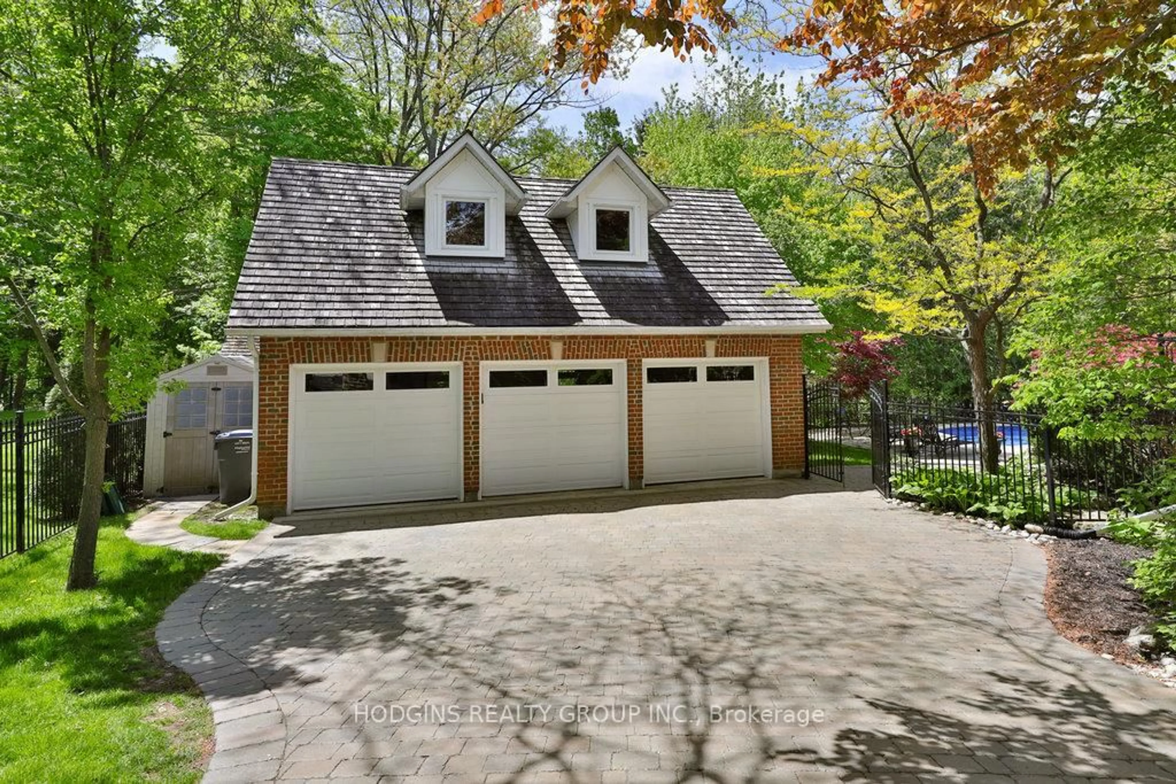Indoor garage for 3264 Barchester Crt, Mississauga Ontario L5L 5Z1