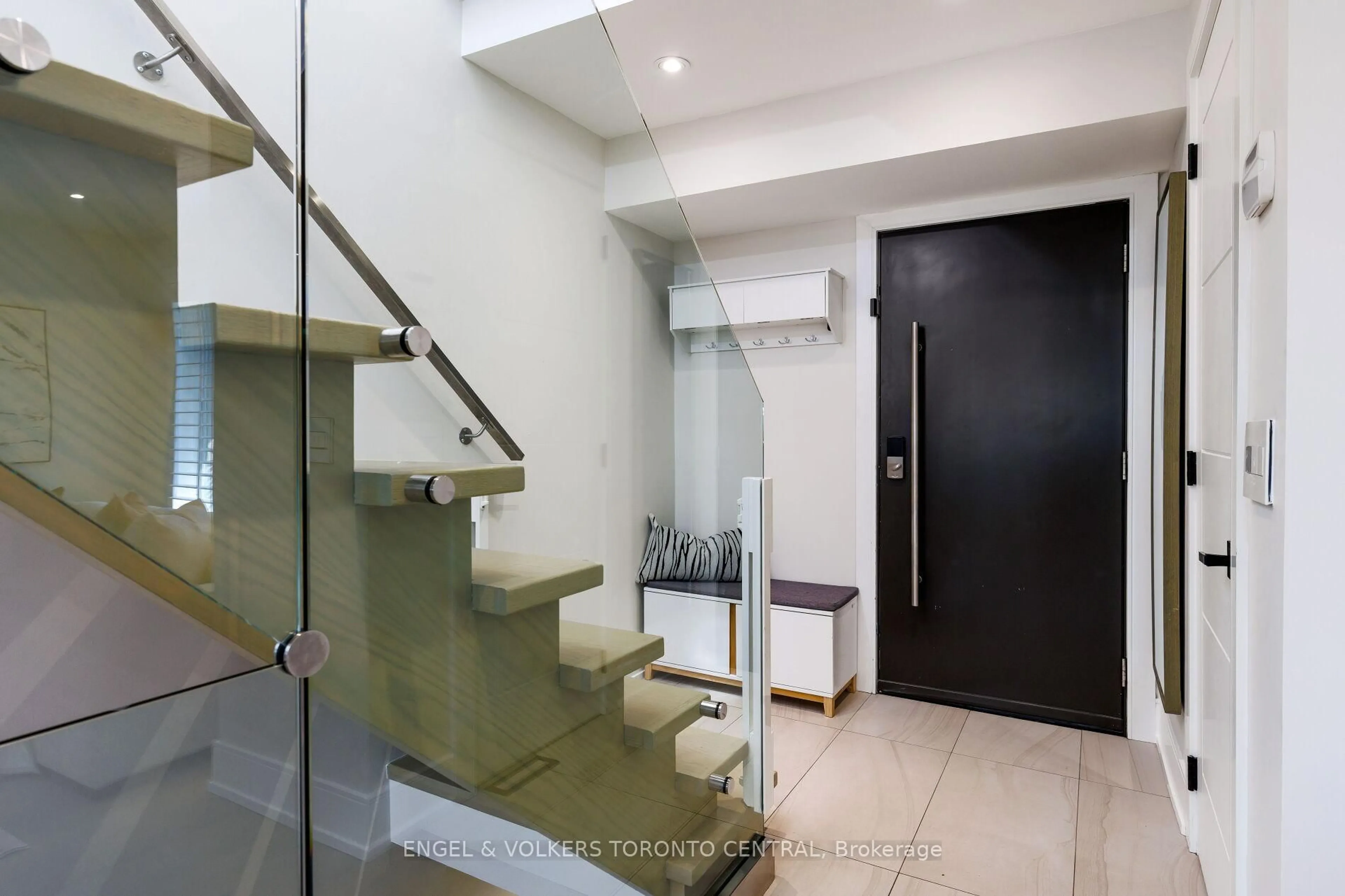 Indoor foyer for 34 Rufford Rd, Toronto Ontario M8W 4V6