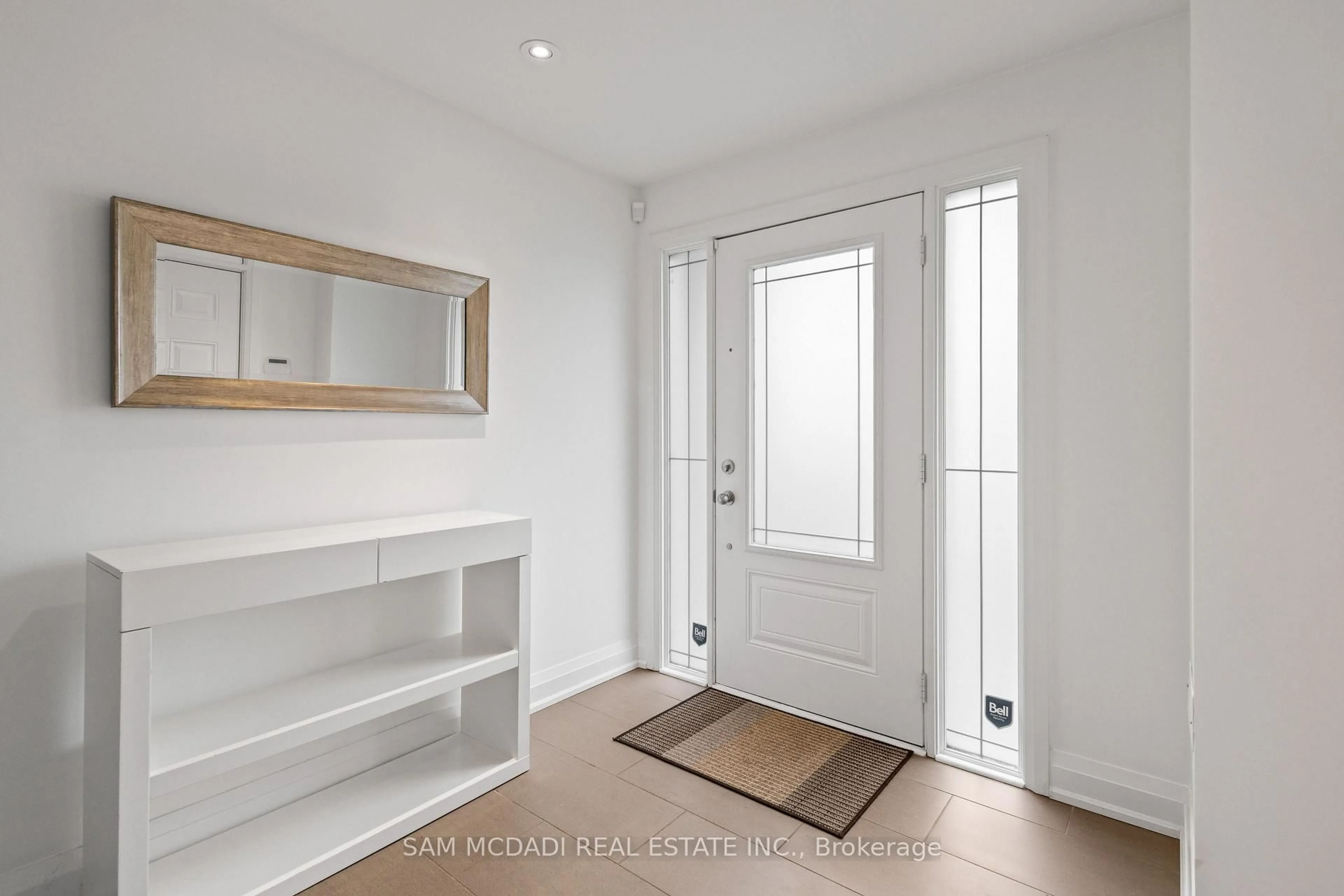 Indoor entryway for 1067 Shaw Dr, Mississauga Ontario L5G 3Z3