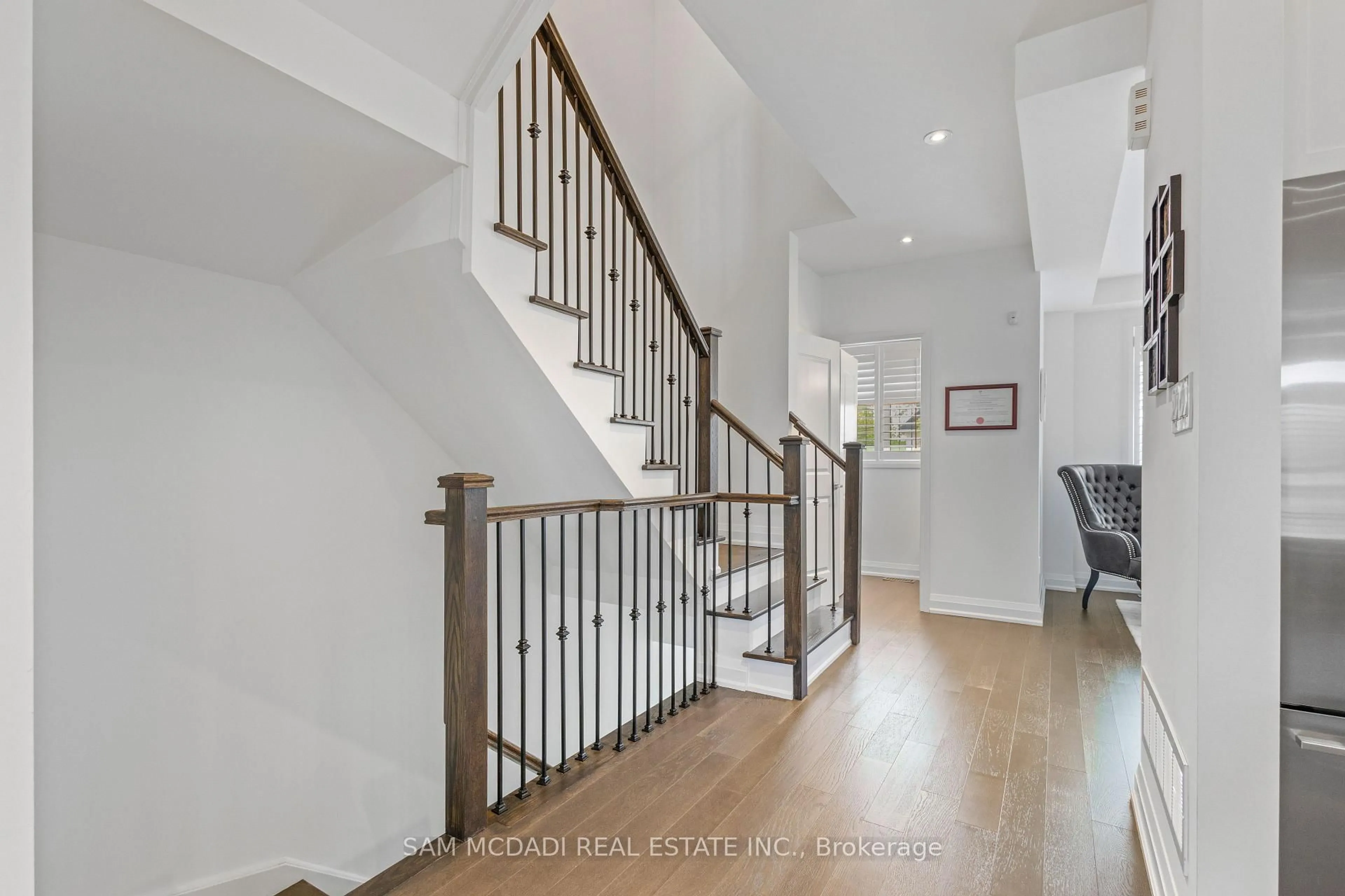 Stairs for 1067 Shaw Dr, Mississauga Ontario L5G 3Z3