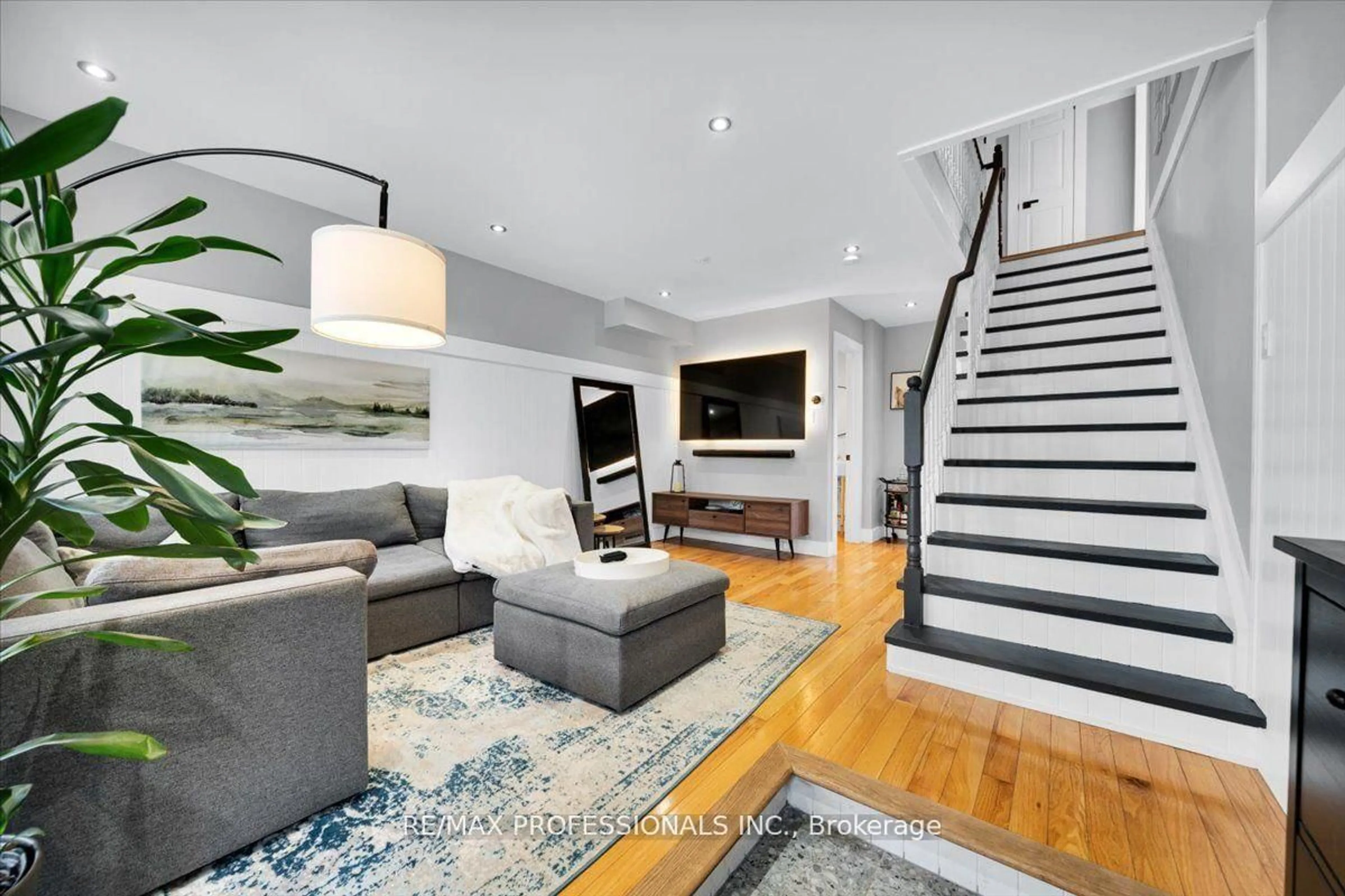 Unknown for 514 Thelma St, Burlington Ontario L7L 6W8