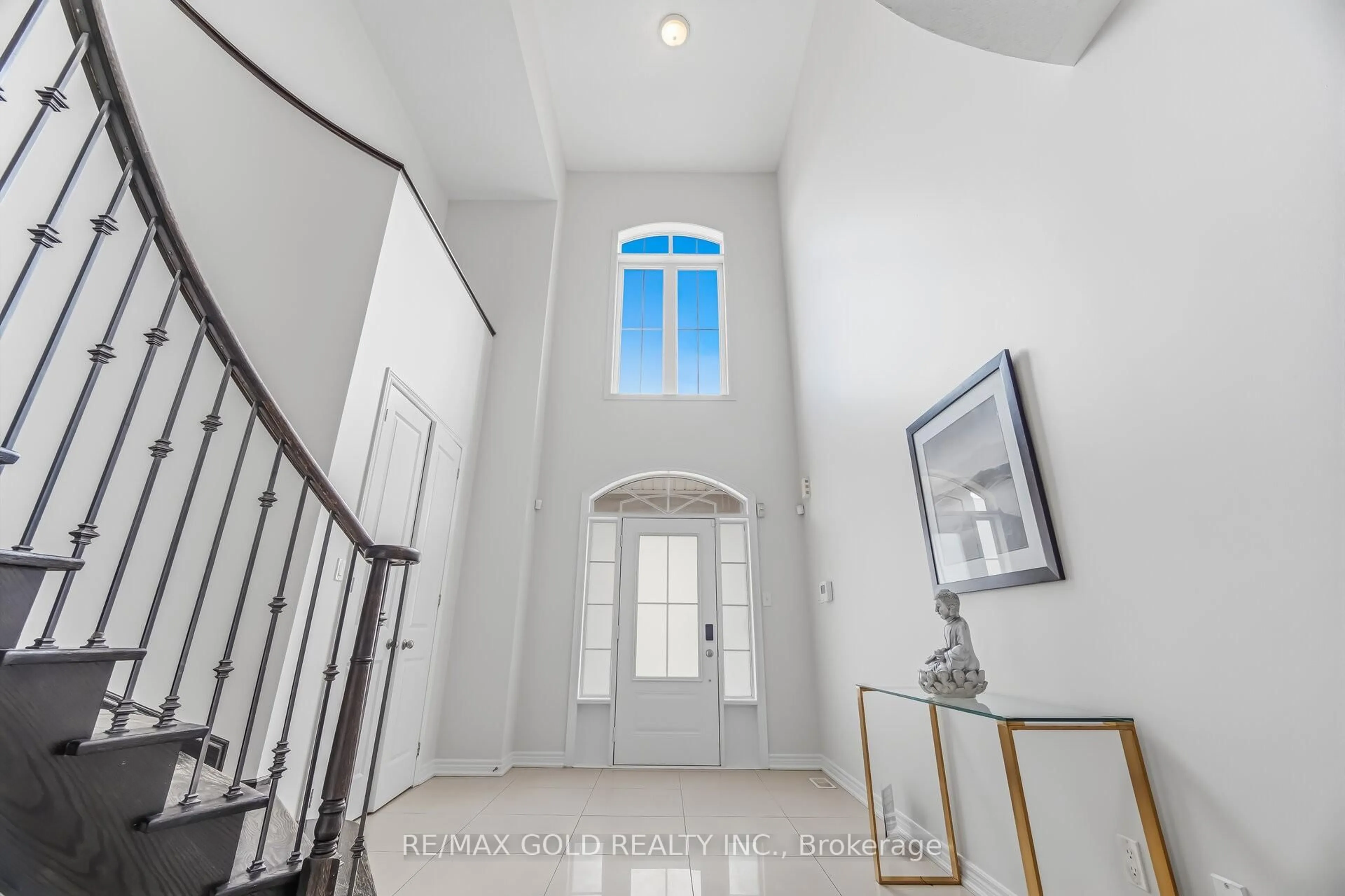 Indoor foyer for 15 Junetown Circ, Brampton Ontario L6X 0X7