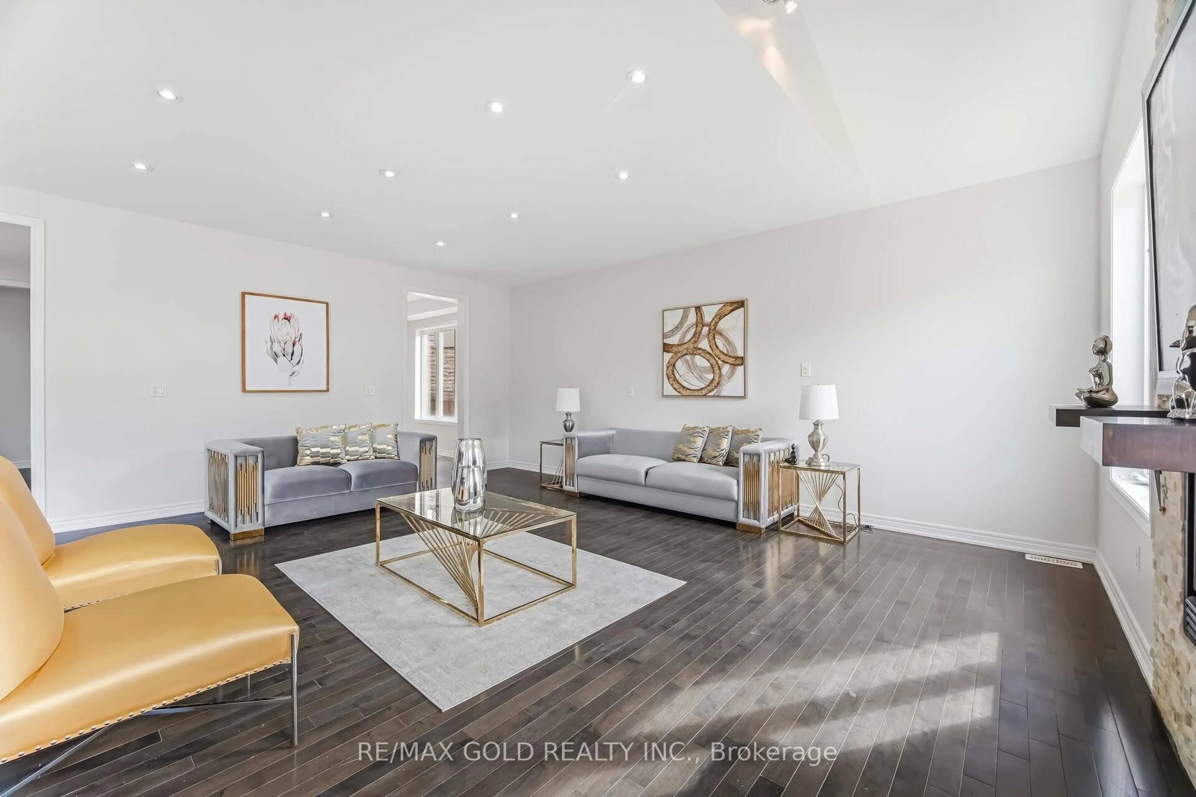 Living room with furniture, wood/laminate floor for 15 Junetown Circ, Brampton Ontario L6X 0X7