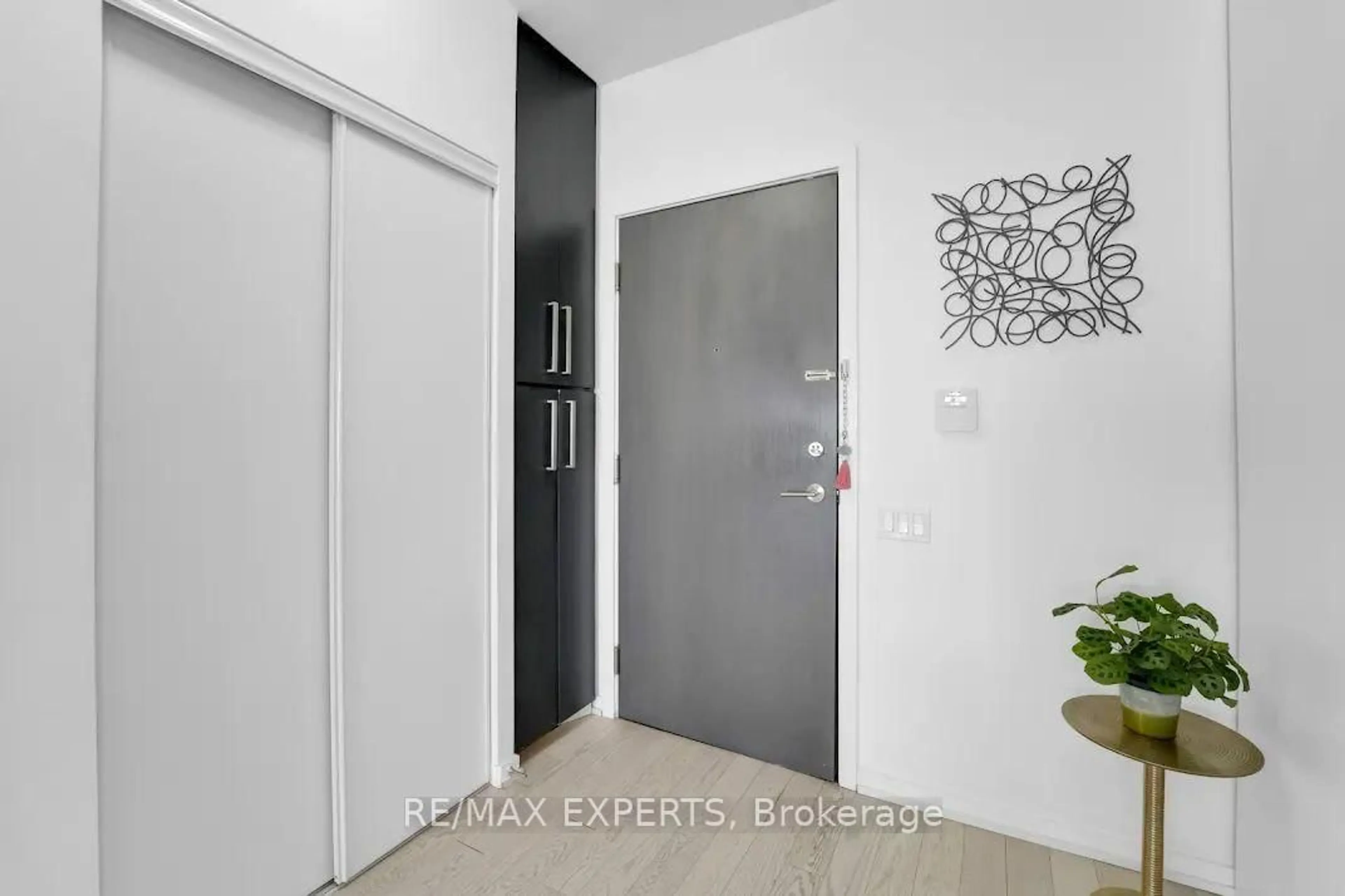 Indoor entryway for 103 The Queensway #1915, Toronto Ontario M6S 5B5