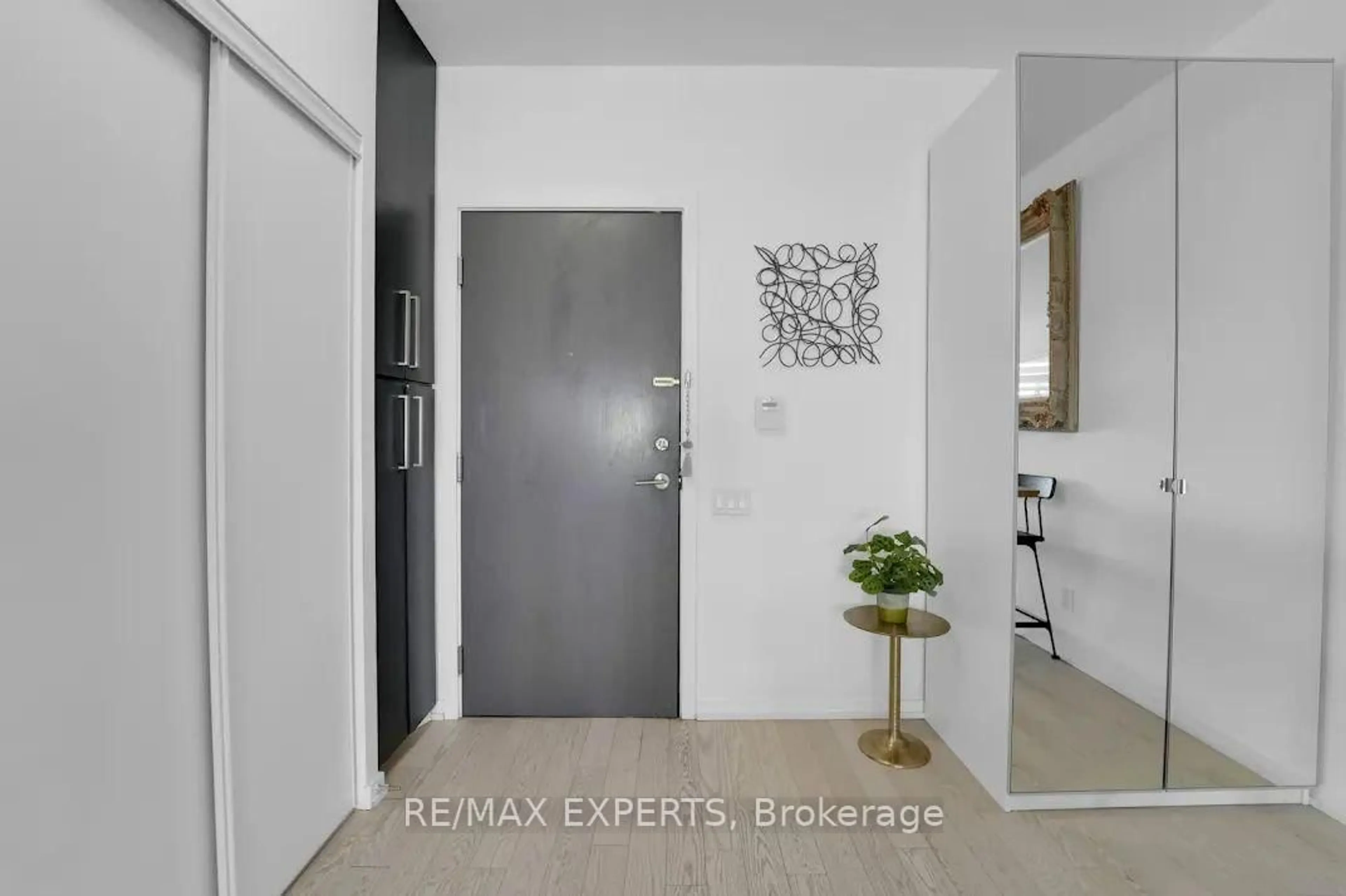 Indoor entryway for 103 The Queensway #1915, Toronto Ontario M6S 5B5