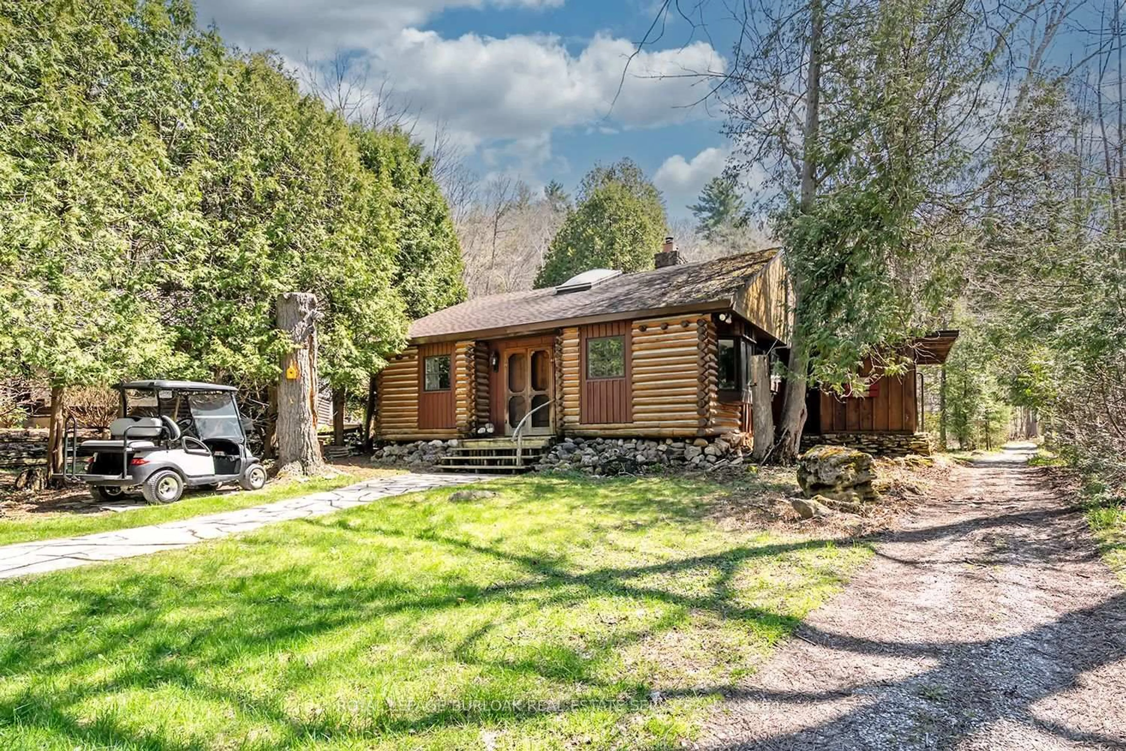 A pic from outside/outdoor area/front of a property/back of a property/a pic from drone, street for 6099 Cedar Grve, Burlington Ontario L7P 0N1