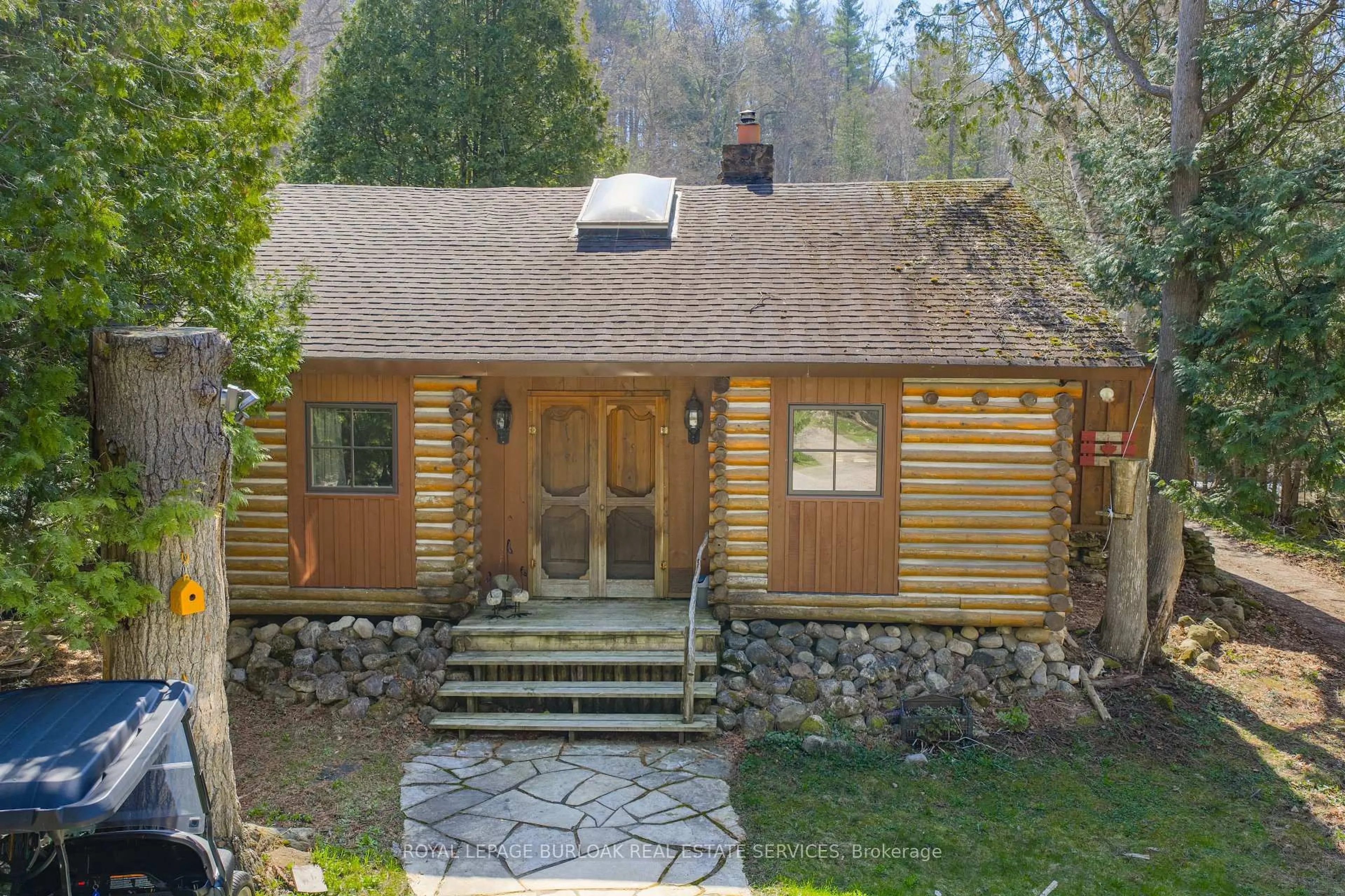 A pic from outside/outdoor area/front of a property/back of a property/a pic from drone, mountain view for 6099 Cedar Grve, Burlington Ontario L7P 0N1