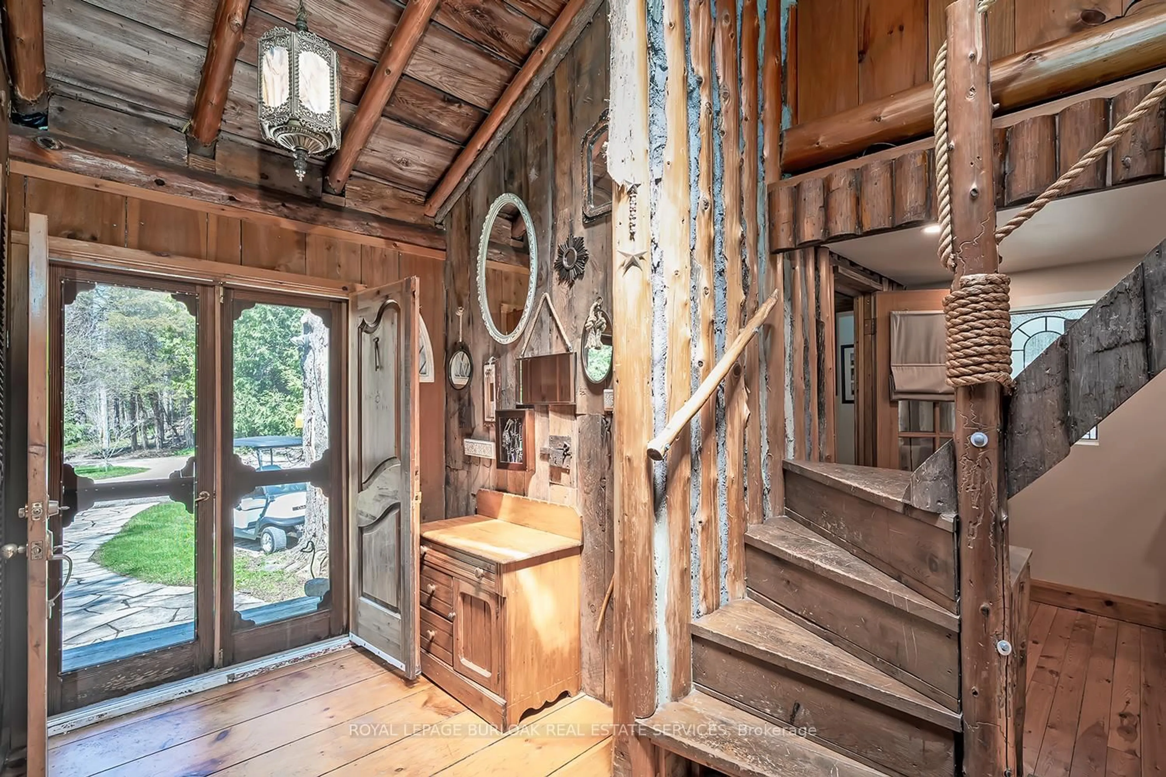 Indoor entryway for 6099 Cedar Grve, Burlington Ontario L7P 0N1