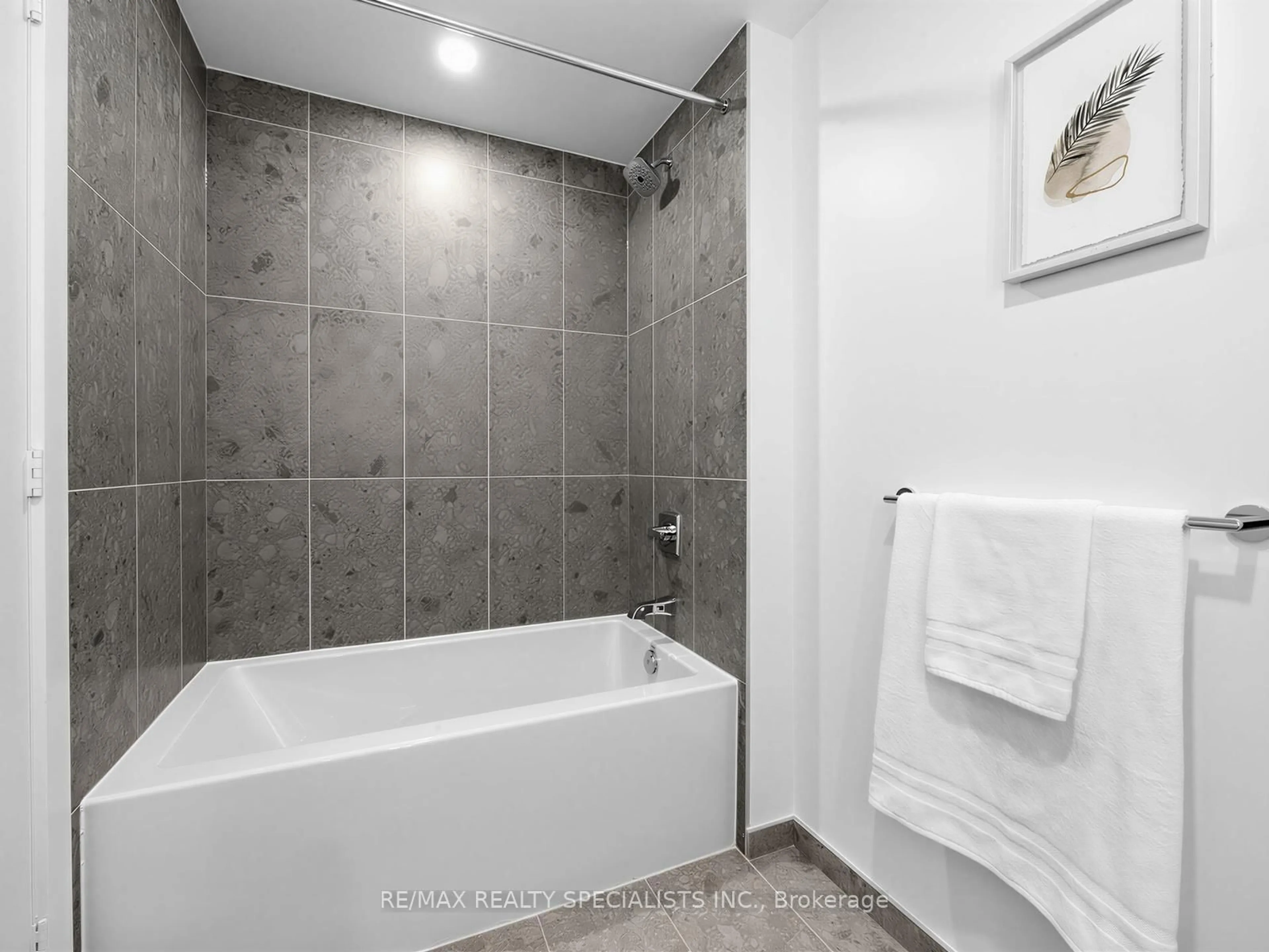 Standard bathroom, ceramic/tile floor for 60 Central Park Roadway #PH13, Toronto Ontario M9A 3K1
