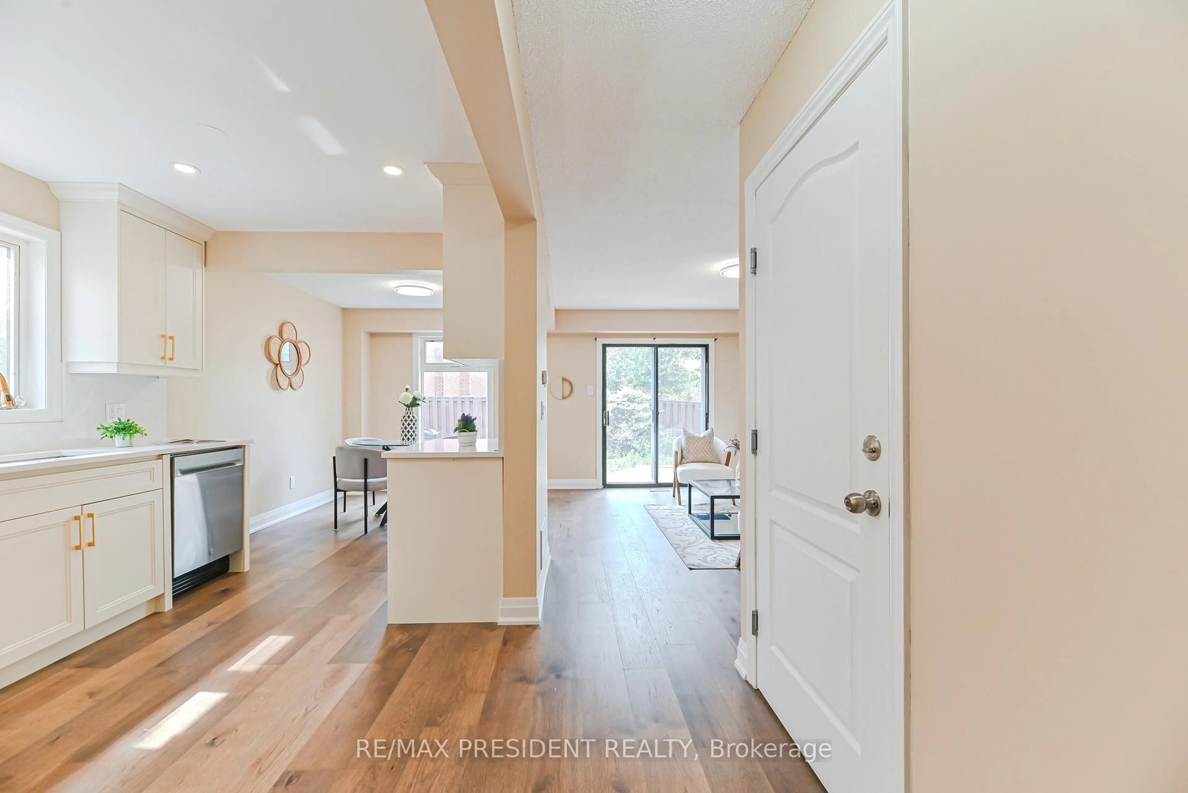 Indoor entryway for 4 Lawnview Crt, Brampton Ontario L7G 1T4