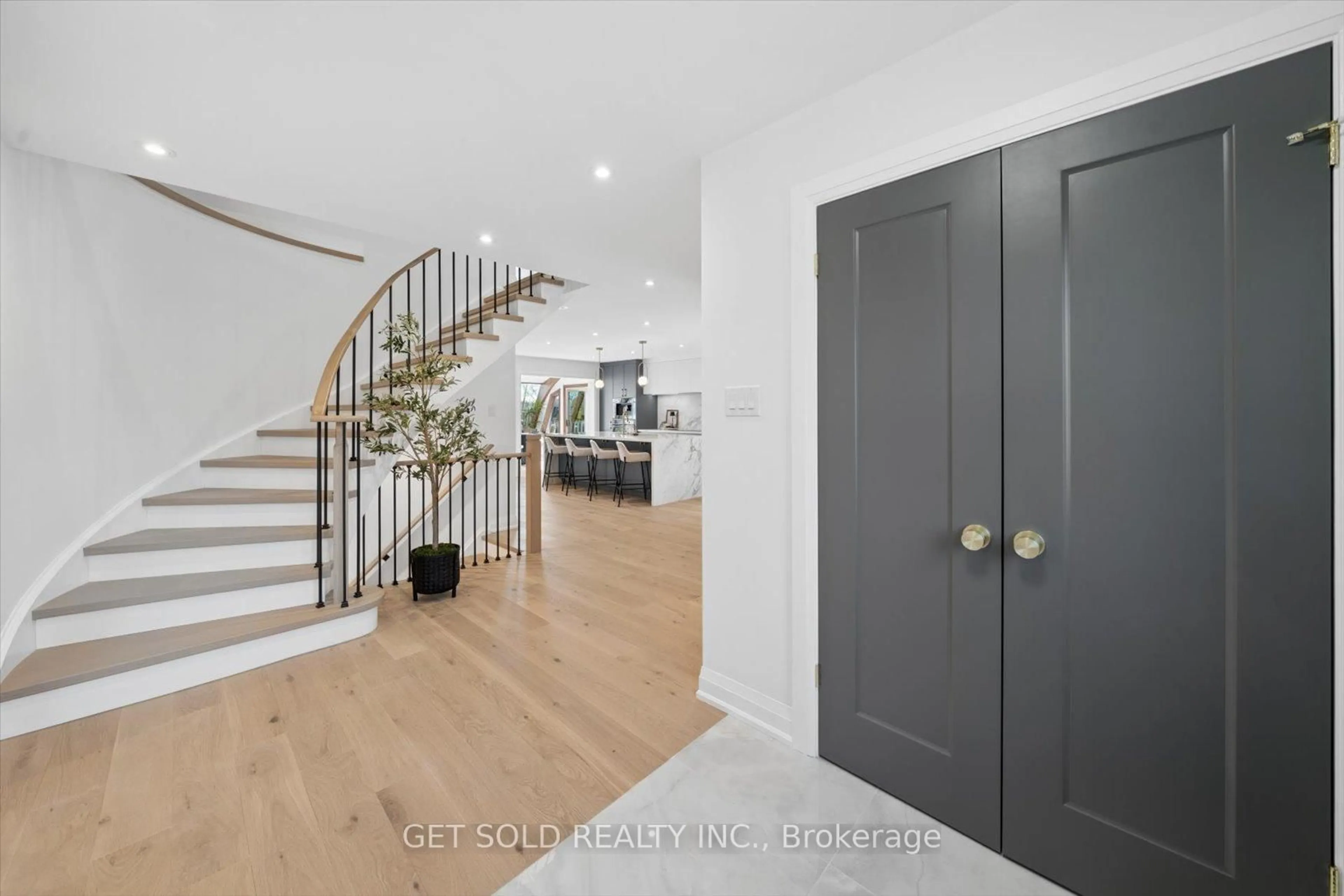 Indoor entryway for 1768 Sherwood Forrest Circ, Mississauga Ontario L5K 2H6