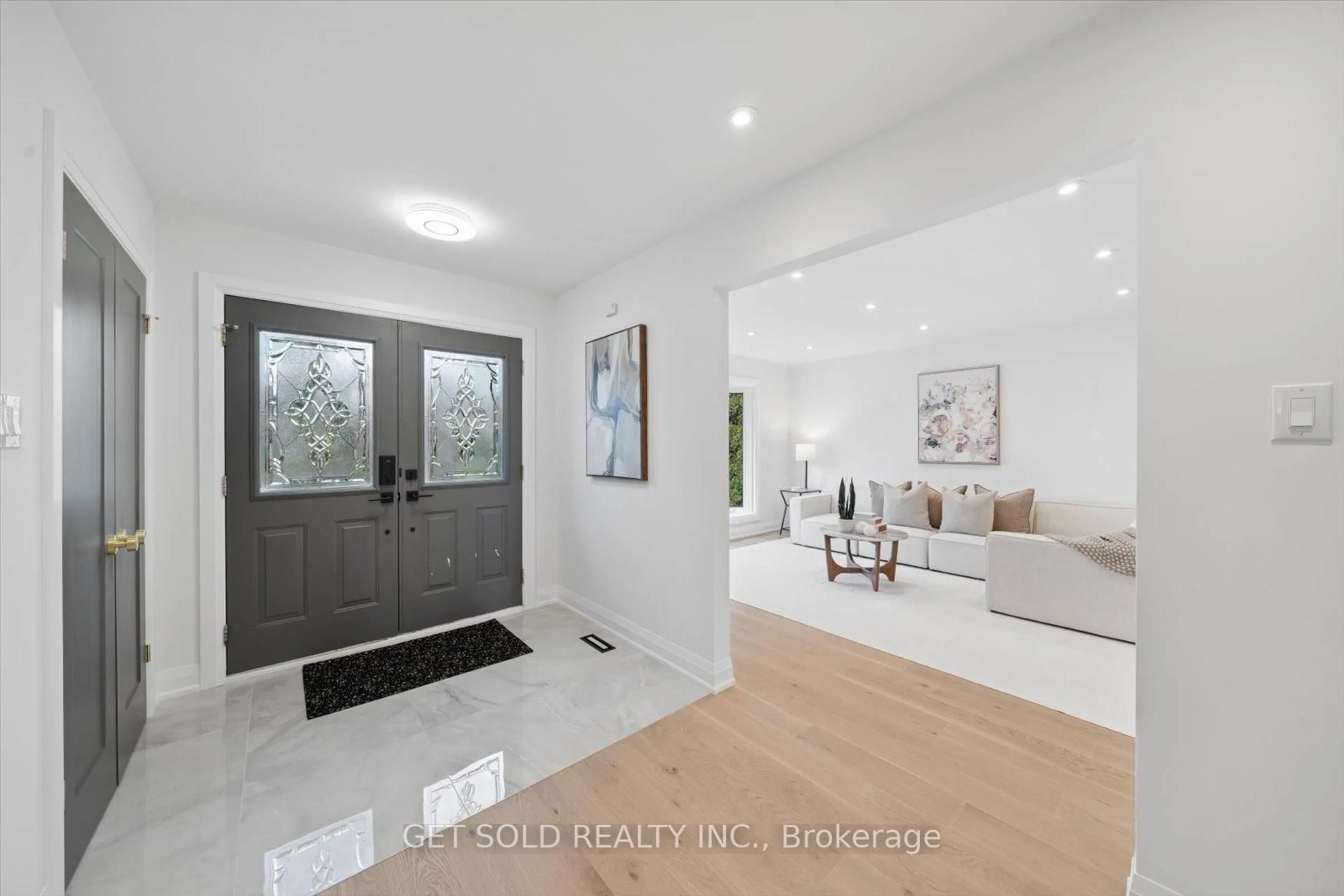 Indoor entryway for 1768 Sherwood Forrest Circ, Mississauga Ontario L5K 2H6