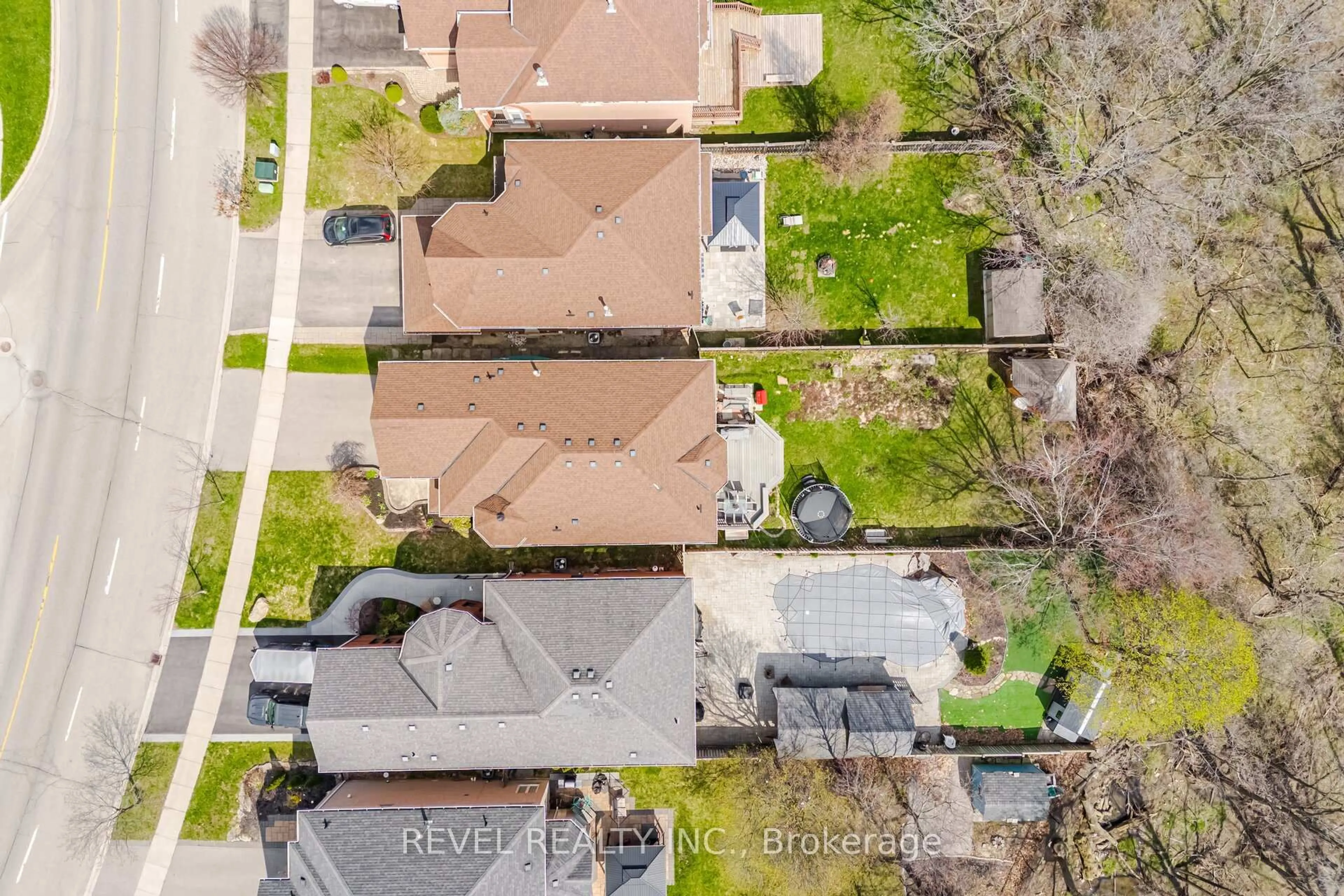 A pic from outside/outdoor area/front of a property/back of a property/a pic from drone, street for 14040 Argyll Rd, Halton Hills Ontario L7G 5T7