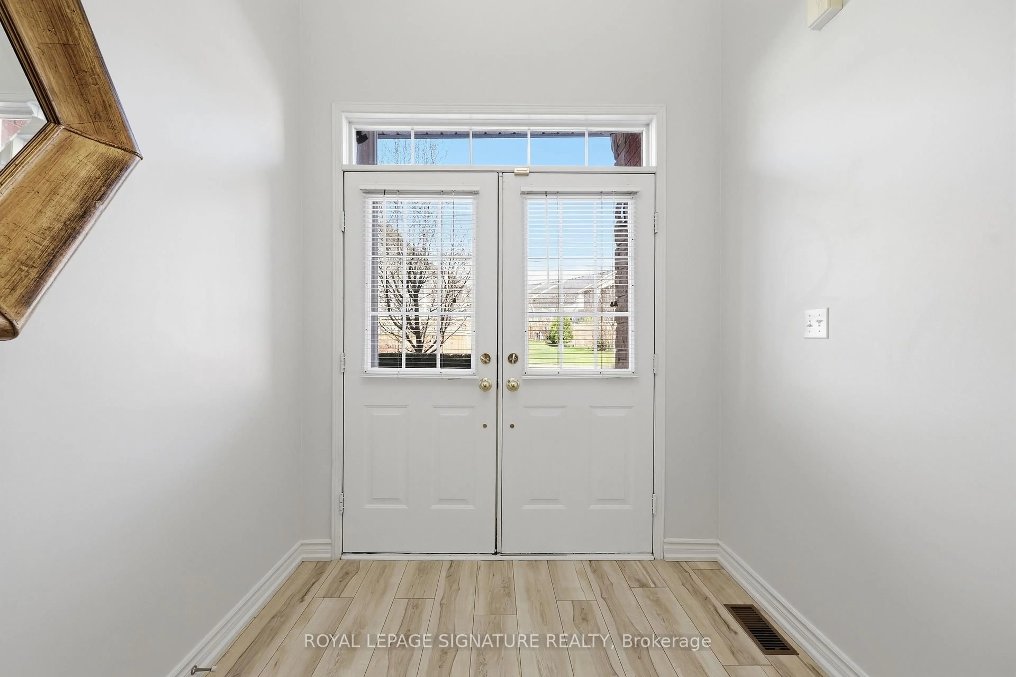 Indoor entryway for 470 Faith Dr #62, Mississauga Ontario L5R 4E9