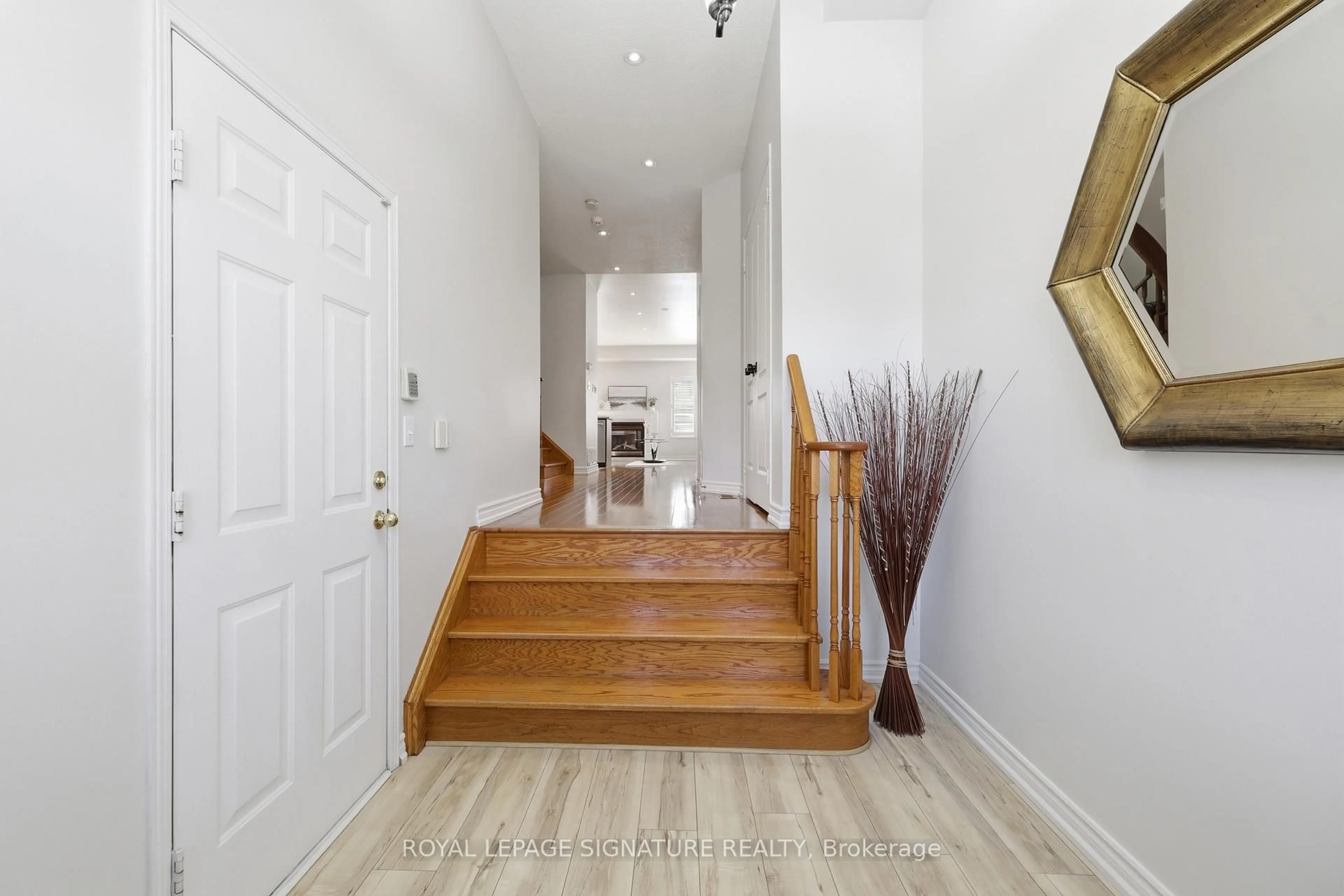 Indoor entryway for 470 Faith Dr #62, Mississauga Ontario L5R 4E9