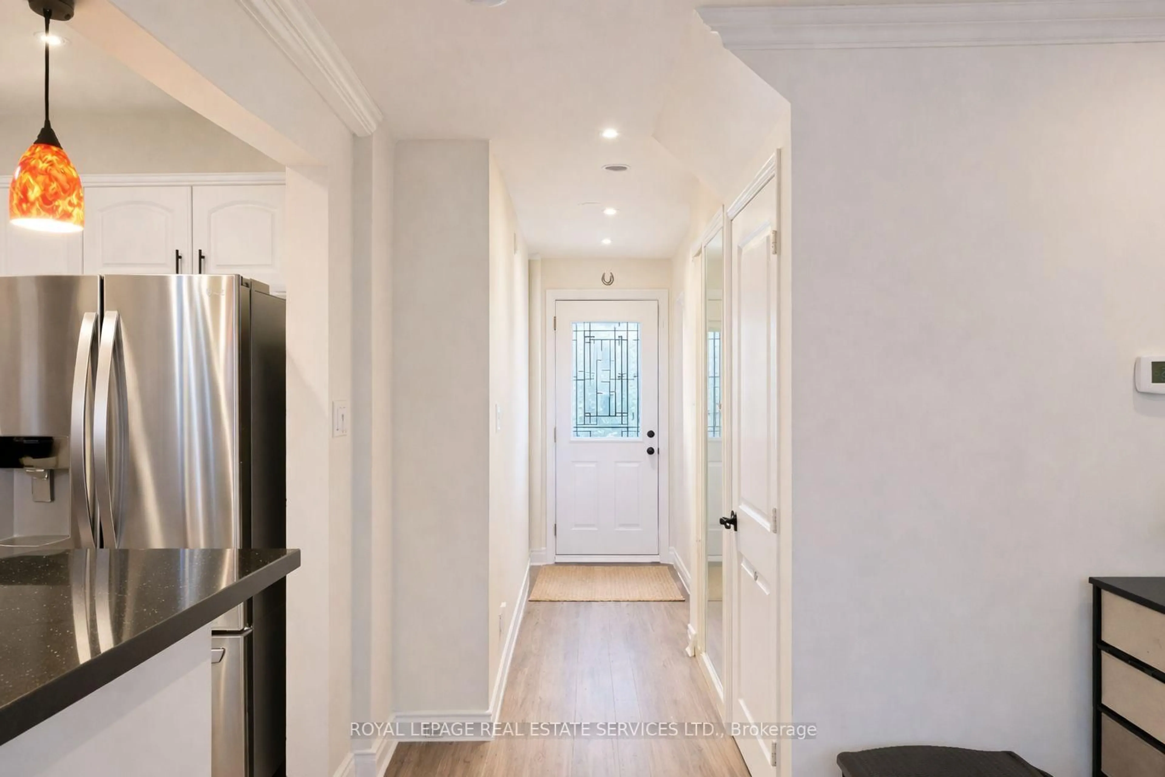 Indoor entryway for 6449 Glen Erin Dr #43, Mississauga Ontario L5N 2T2