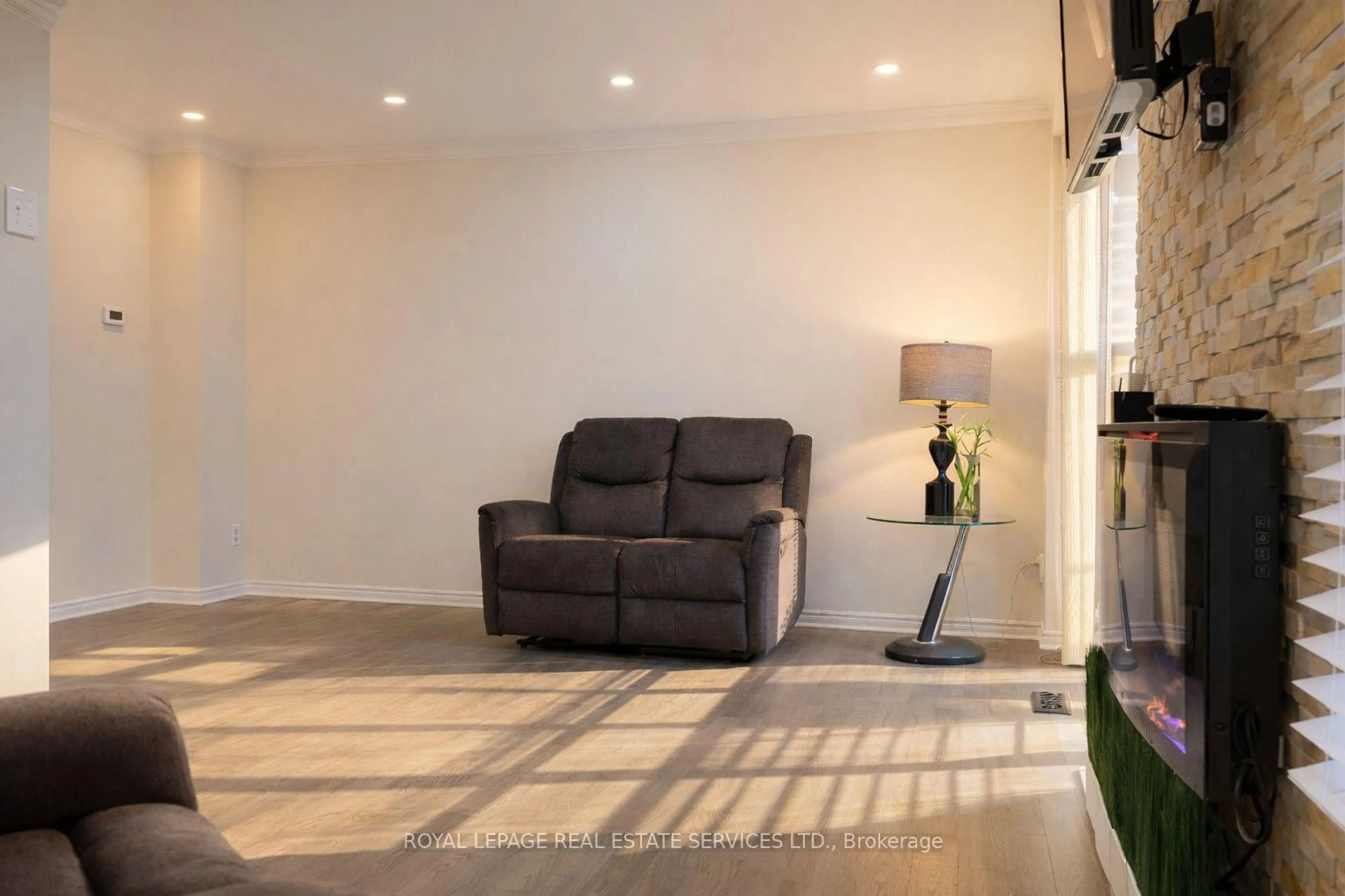 Living room with furniture, unknown for 6449 Glen Erin Dr #43, Mississauga Ontario L5N 2T2