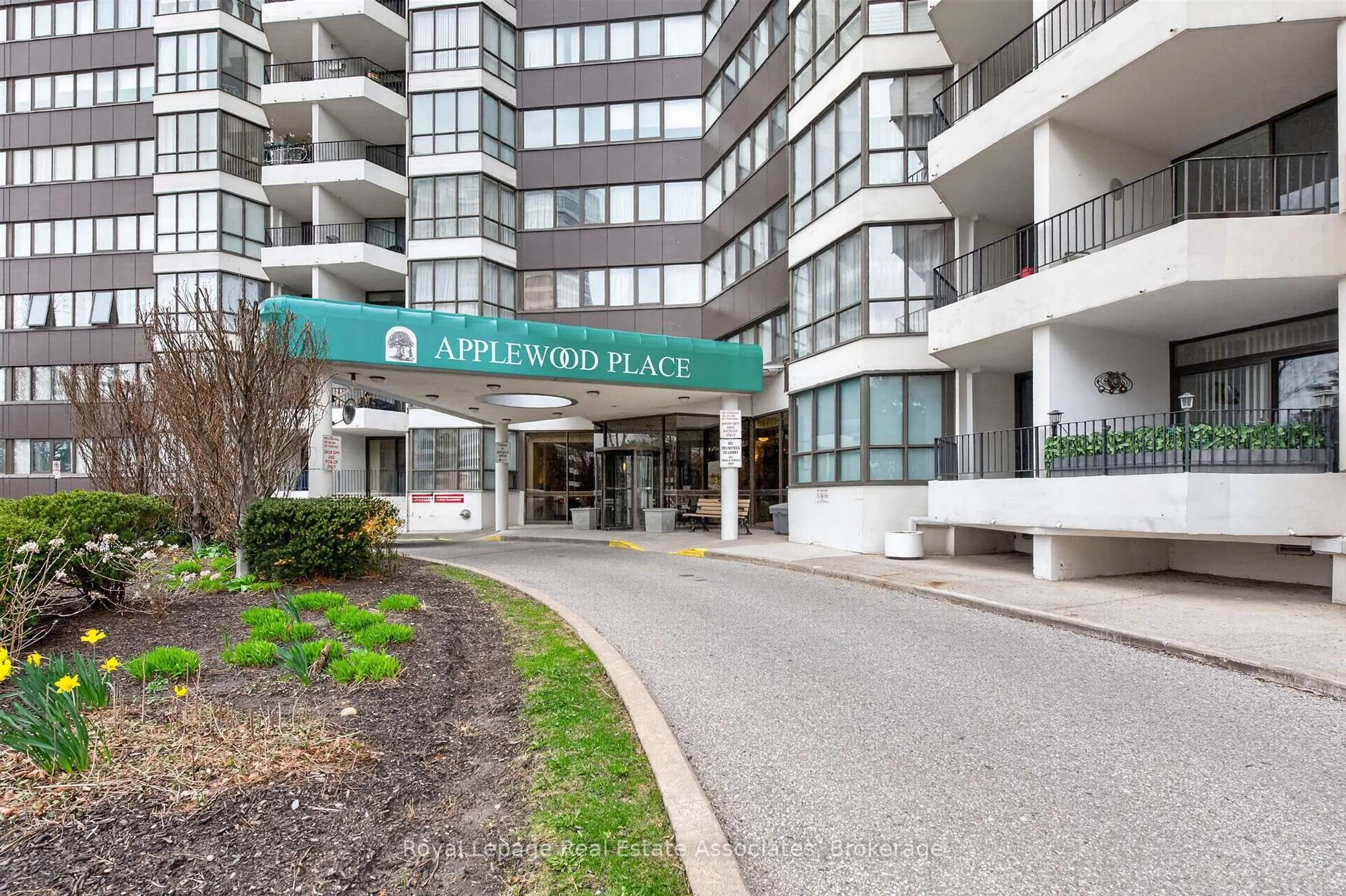 Indoor foyer for 1333 Bloor St #PH15, Mississauga Ontario L4Y 3T6