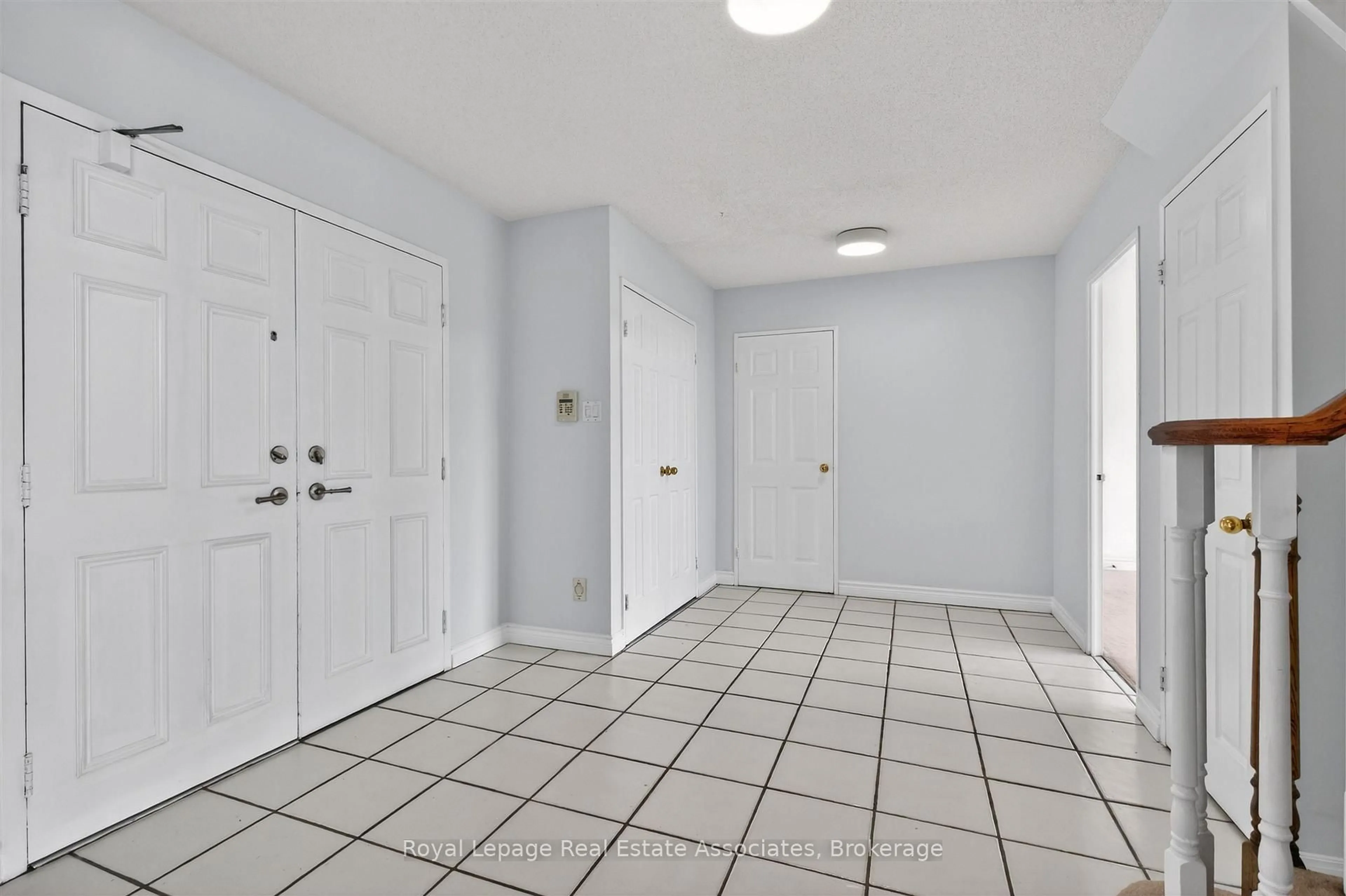 Indoor entryway for 1333 Bloor St #PH15, Mississauga Ontario L4Y 3T6