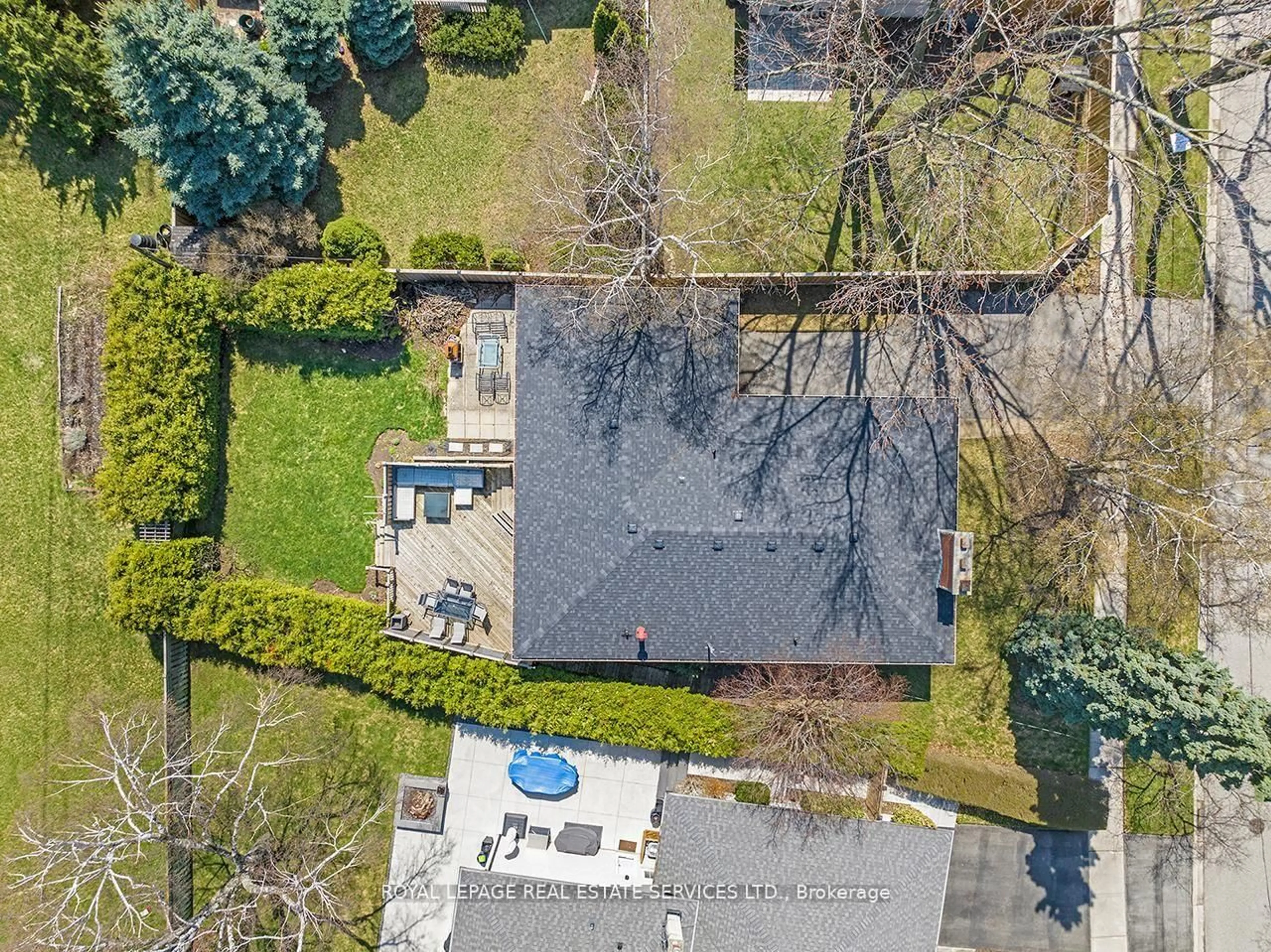 A pic from outside/outdoor area/front of a property/back of a property/a pic from drone, street for 1602 Carletta Dr, Mississauga Ontario L4X 1E5