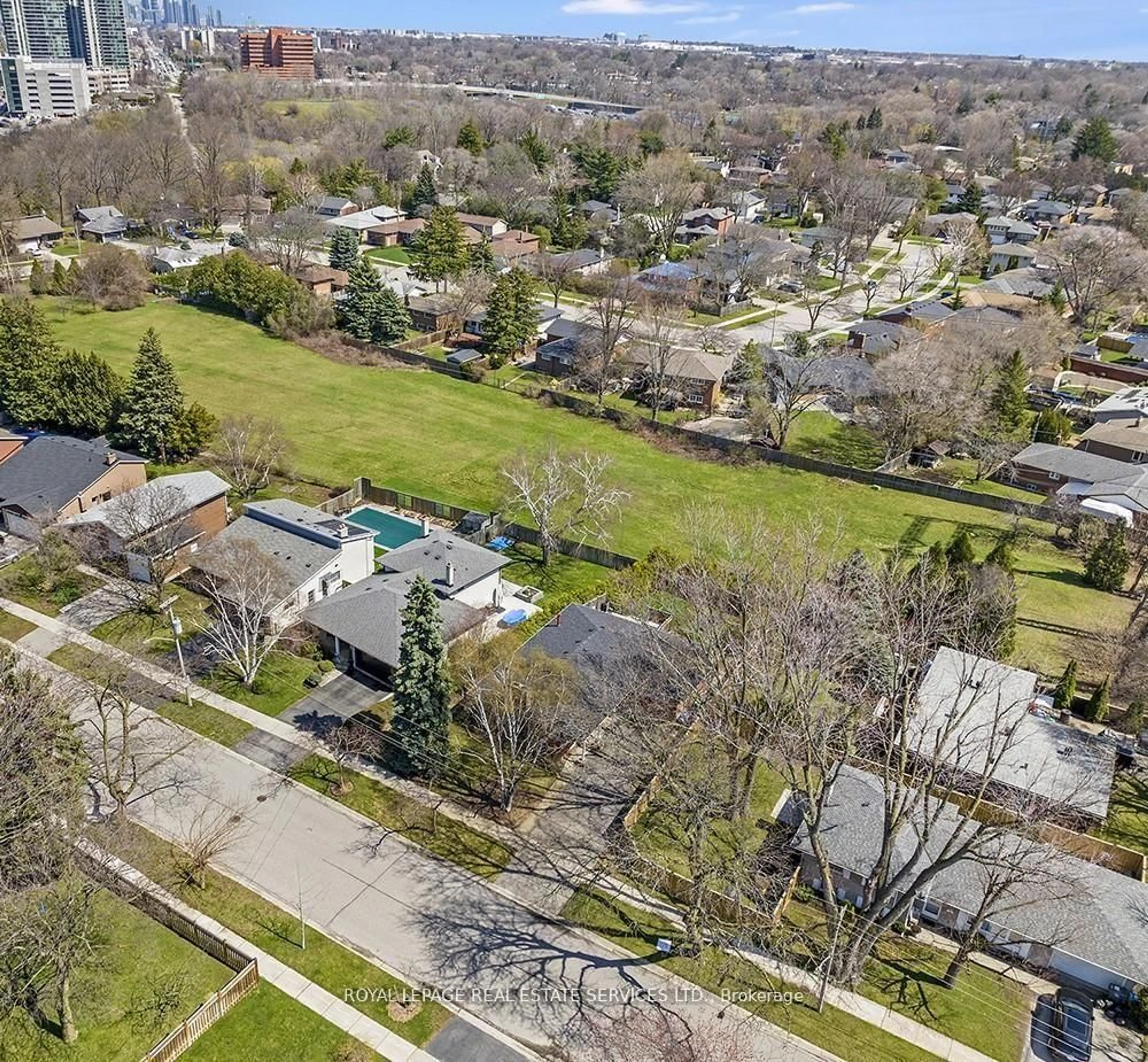 A pic from outside/outdoor area/front of a property/back of a property/a pic from drone, city buildings view from balcony for 1602 Carletta Dr, Mississauga Ontario L4X 1E5