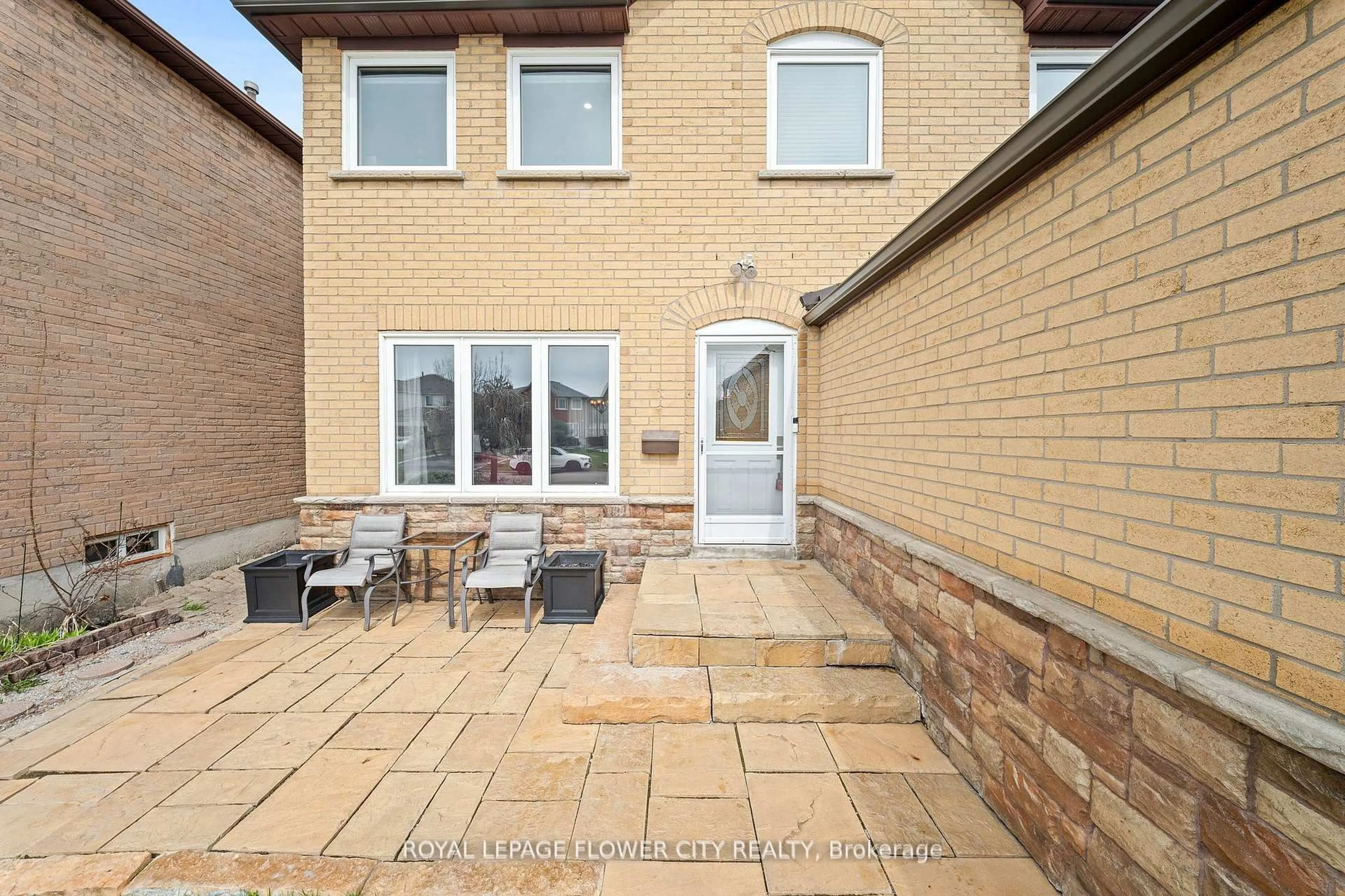 Patio, street for 60 Newgreen Cres, Brampton Ontario L6S 4Y5
