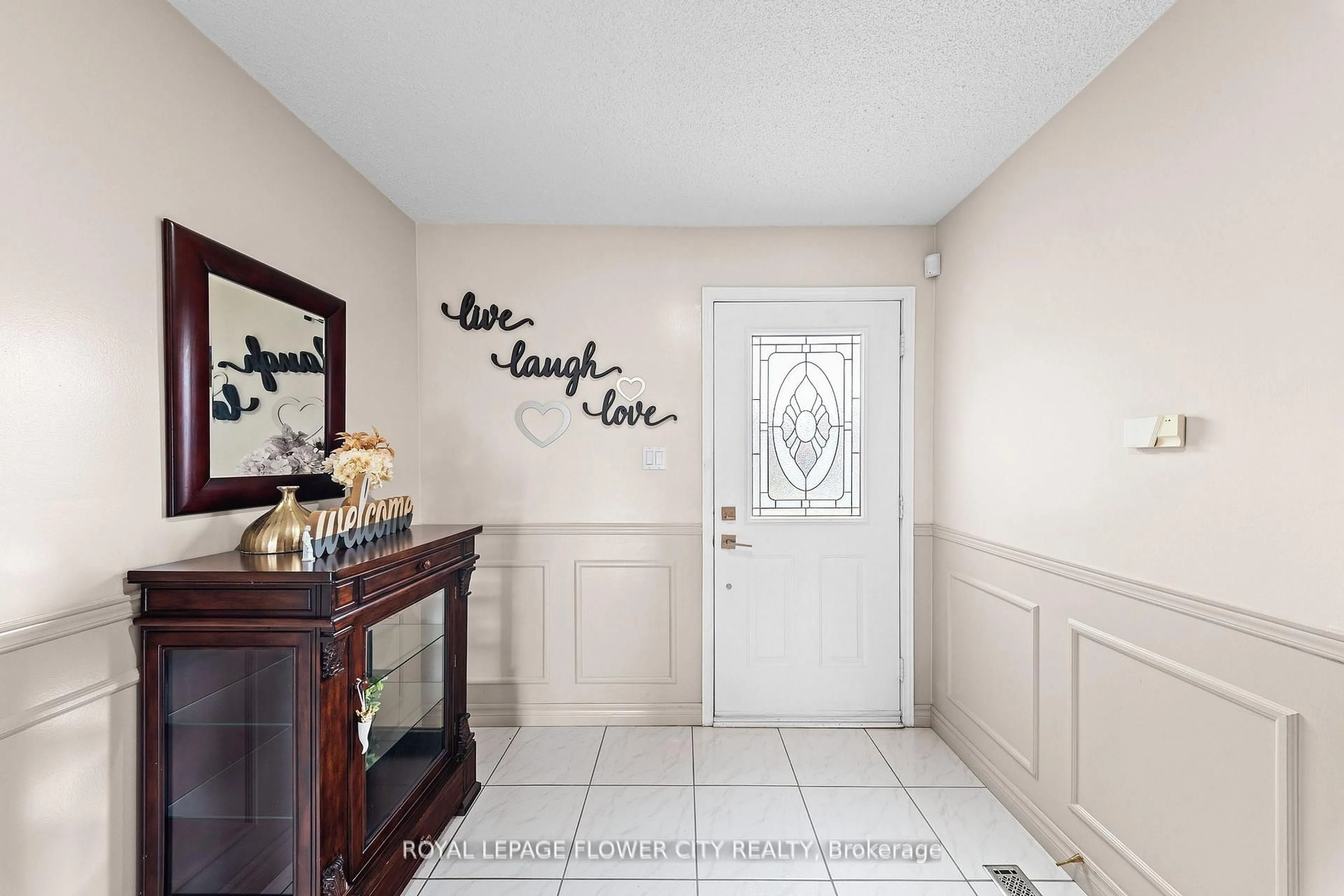Indoor entryway for 60 Newgreen Cres, Brampton Ontario L6S 4Y5