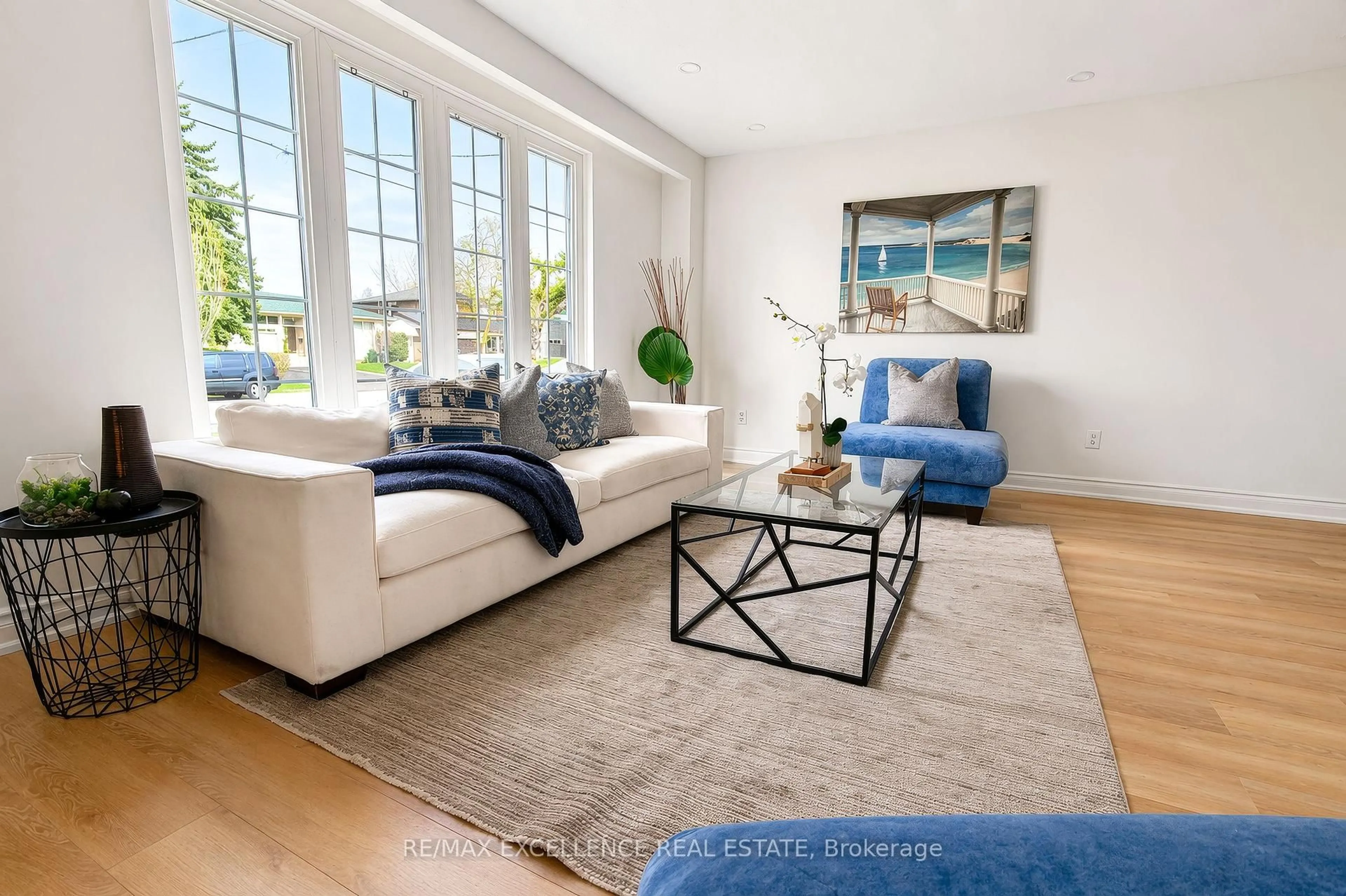 Living room with furniture, unknown for 7256 Topping Rd, Mississauga Ontario L4T 2Y5