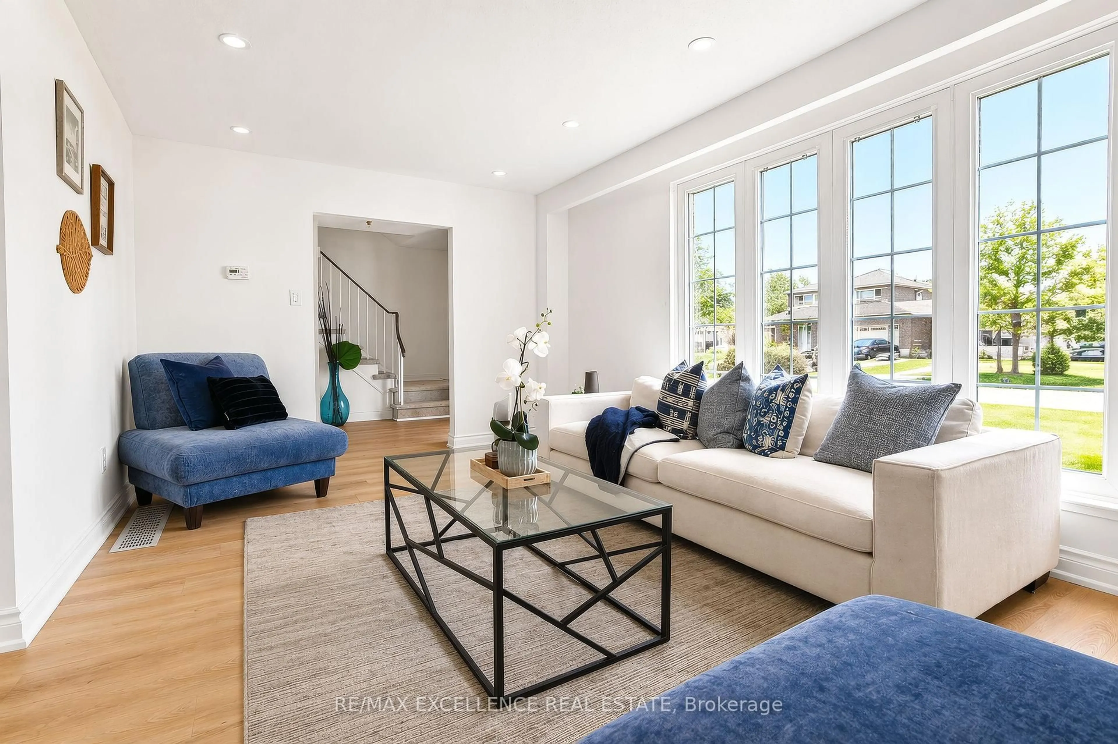 Living room with furniture, unknown for 7256 Topping Rd, Mississauga Ontario L4T 2Y5