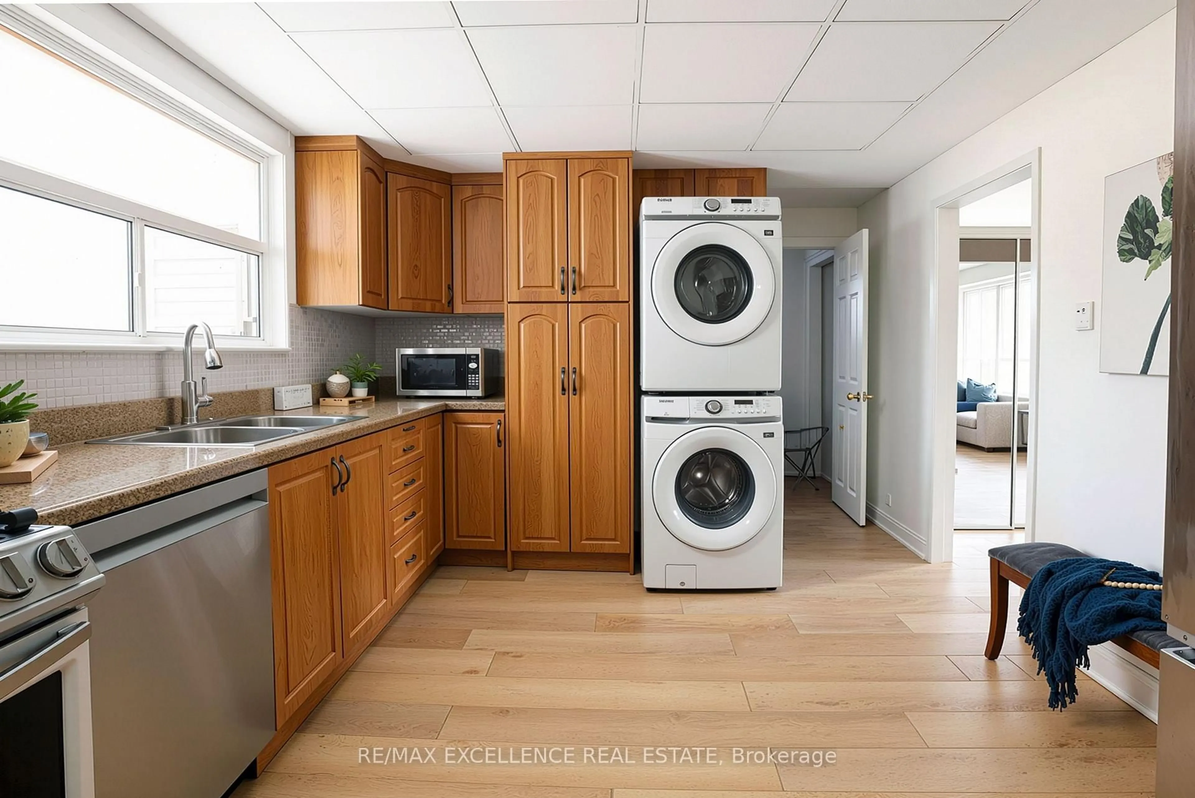 Kitchen with laundary machines, unknown for 7256 Topping Rd, Mississauga Ontario L4T 2Y5