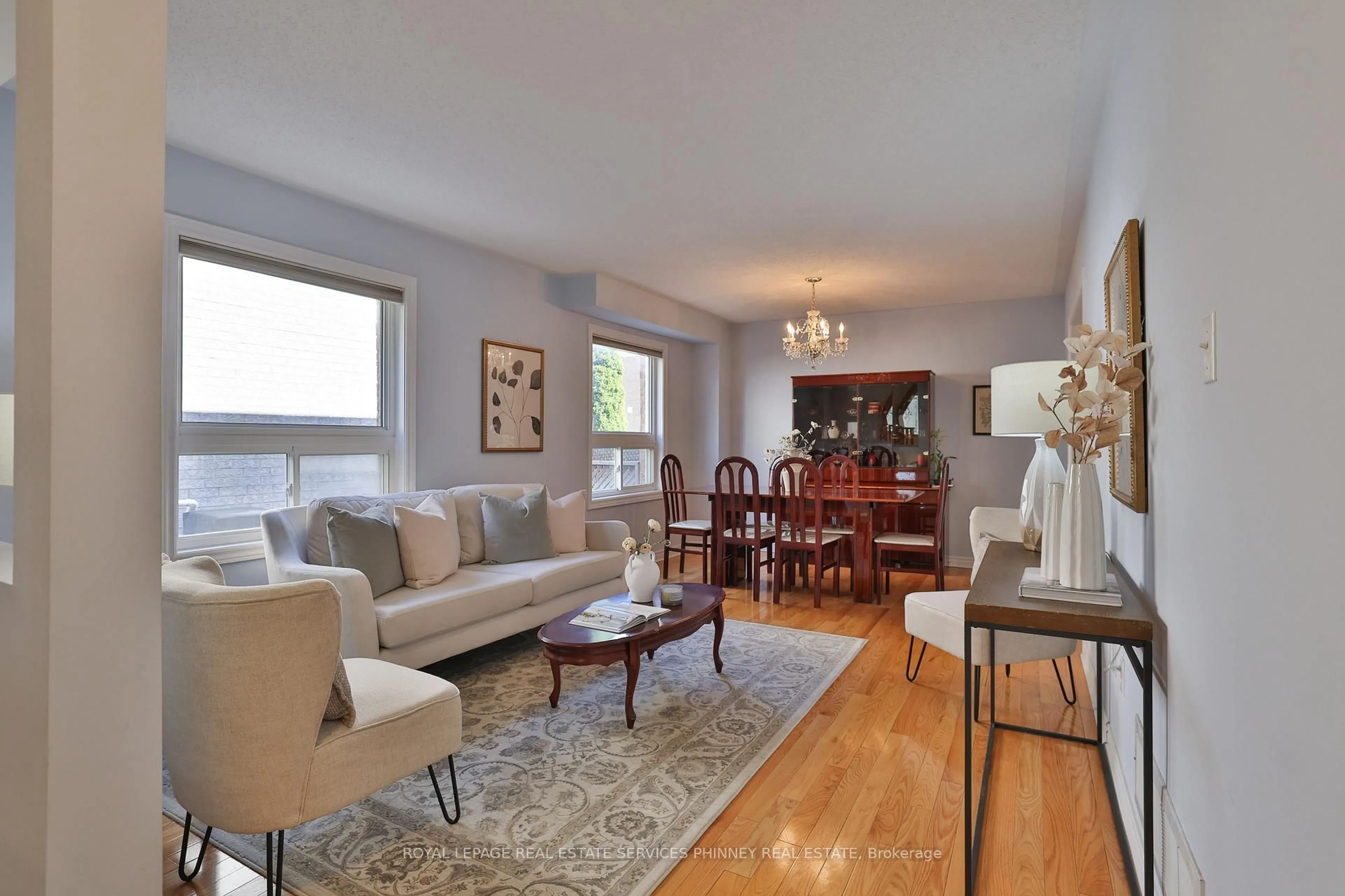 Living room with furniture, wood/laminate floor for 3086 Owls Foot Dr, Mississauga Ontario L5M 6T8