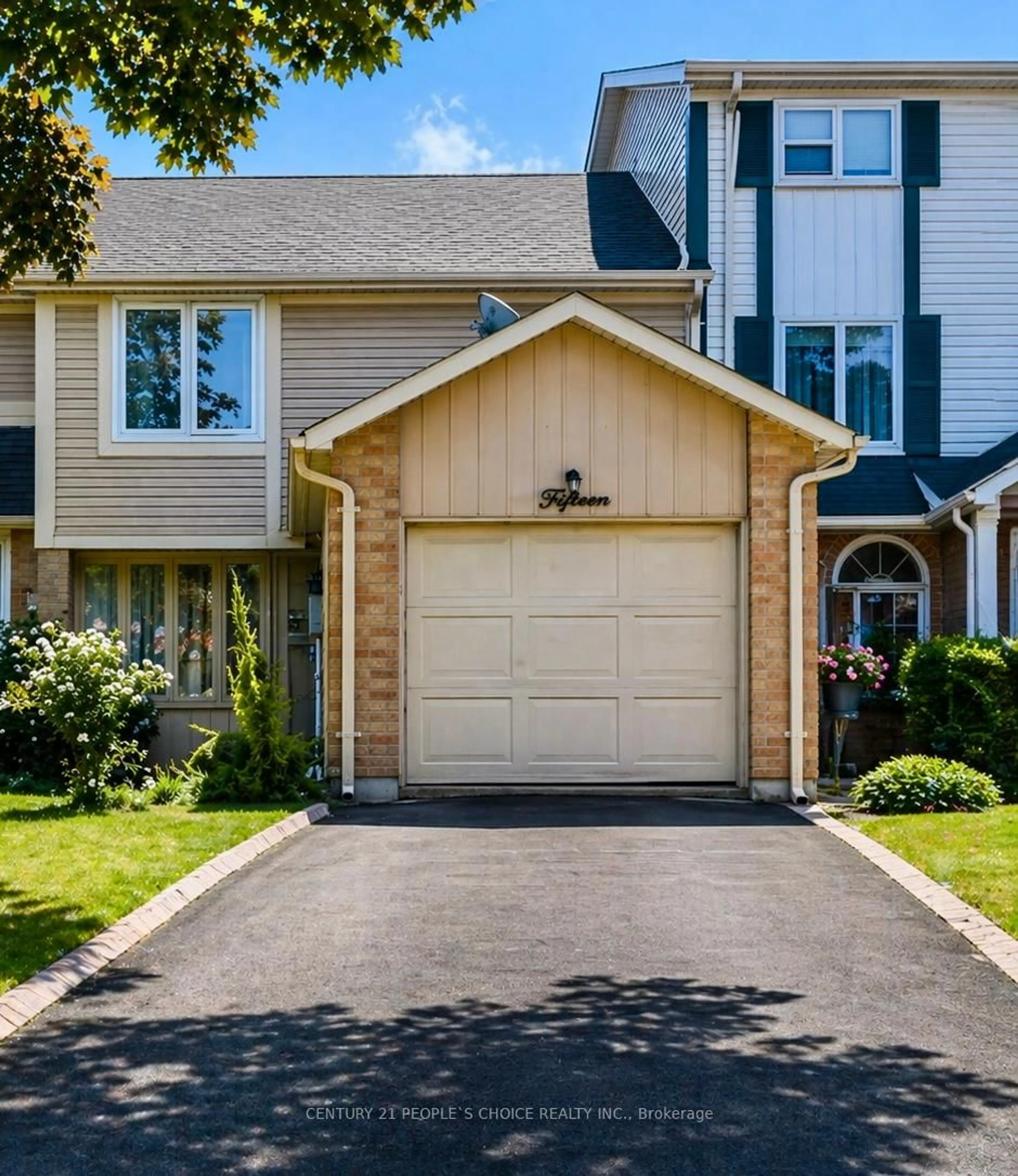 Home with vinyl exterior material, street for 15 Courtleigh Sq, Brampton Ontario L6Z 1J2