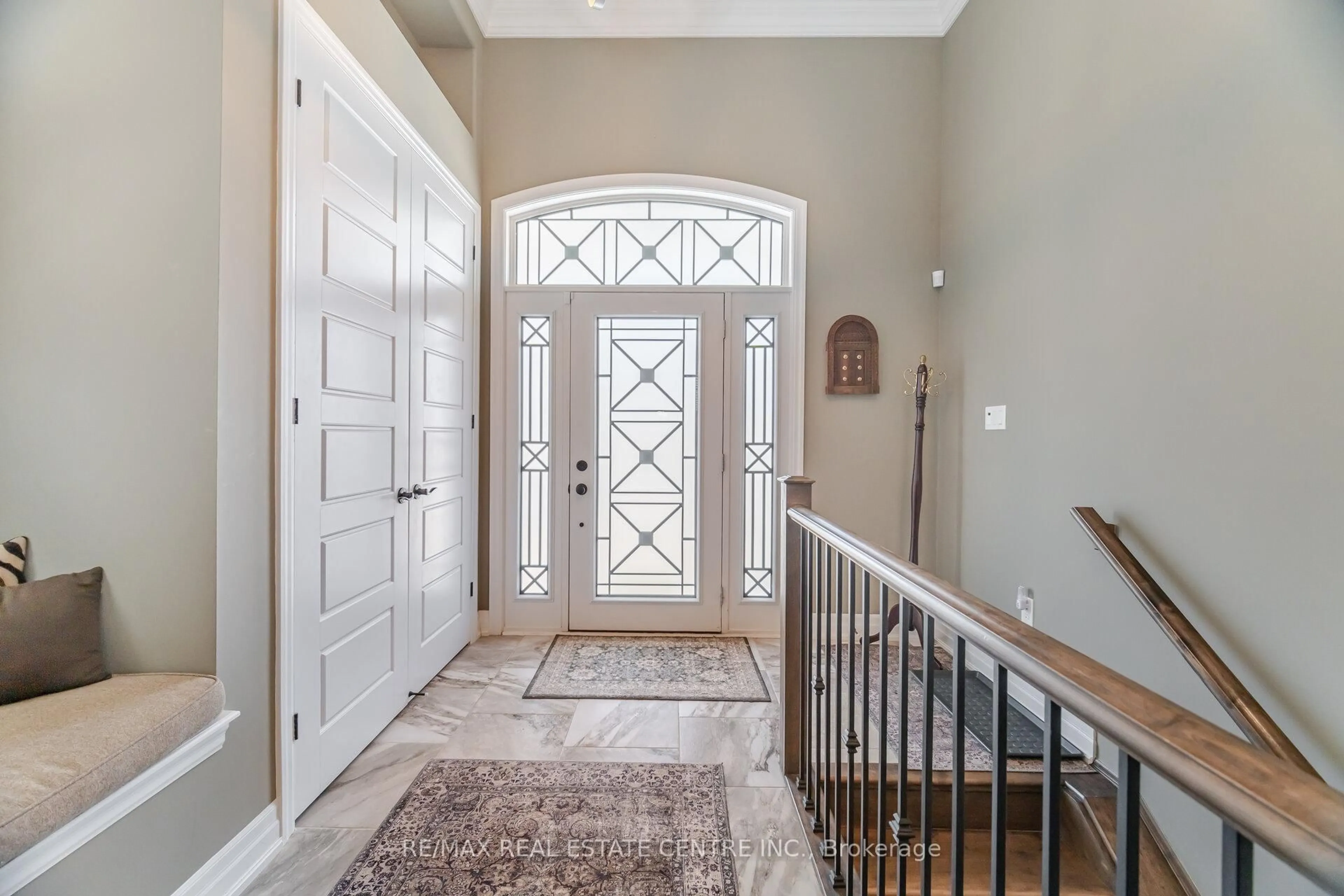 Indoor entryway for 156 Camellia Cres, Oakville Ontario L6H 1L2