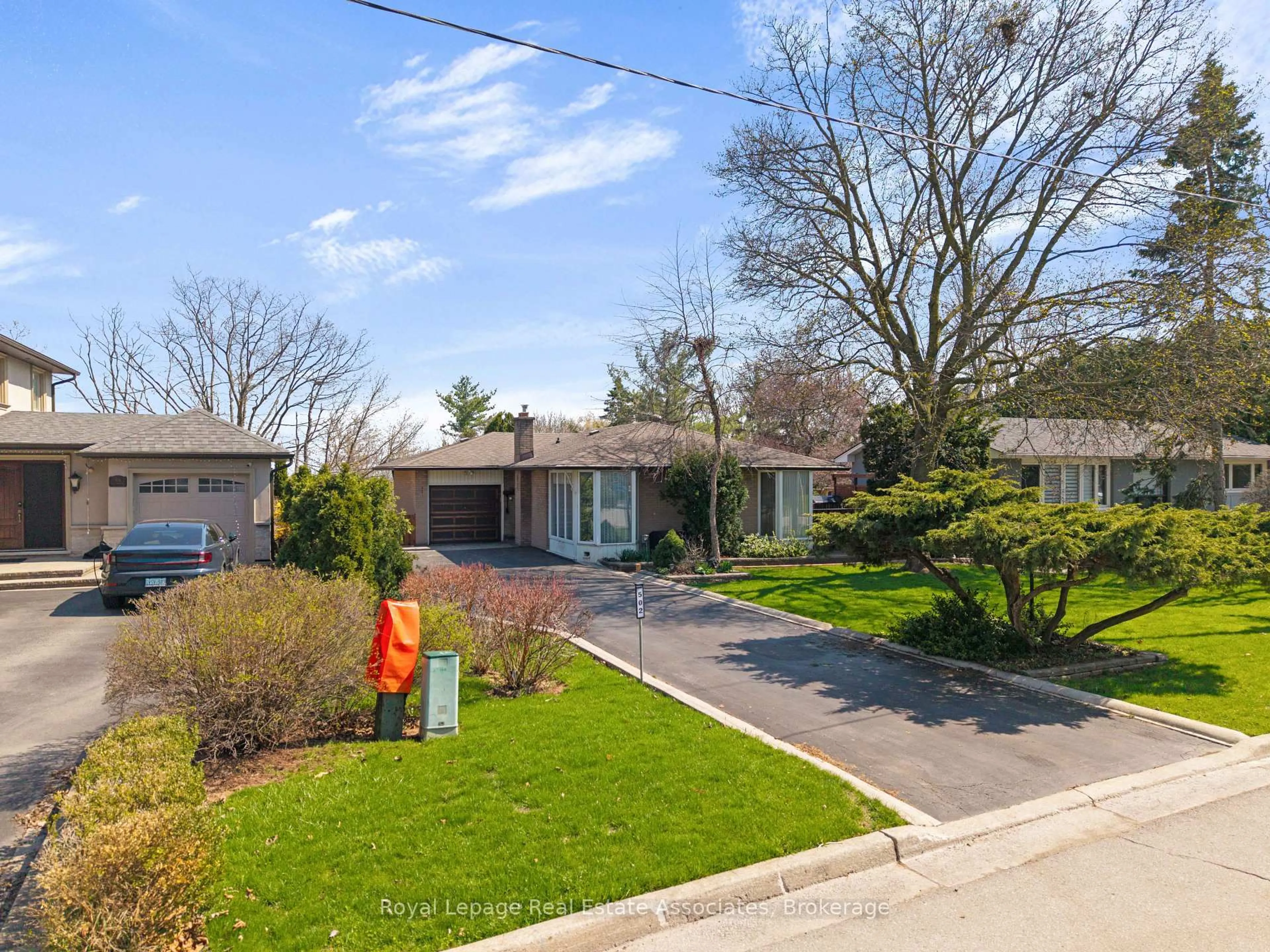 A pic from outside/outdoor area/front of a property/back of a property/a pic from drone, street for 502 Falgarwood Dr, Oakville Ontario L6H 1N3
