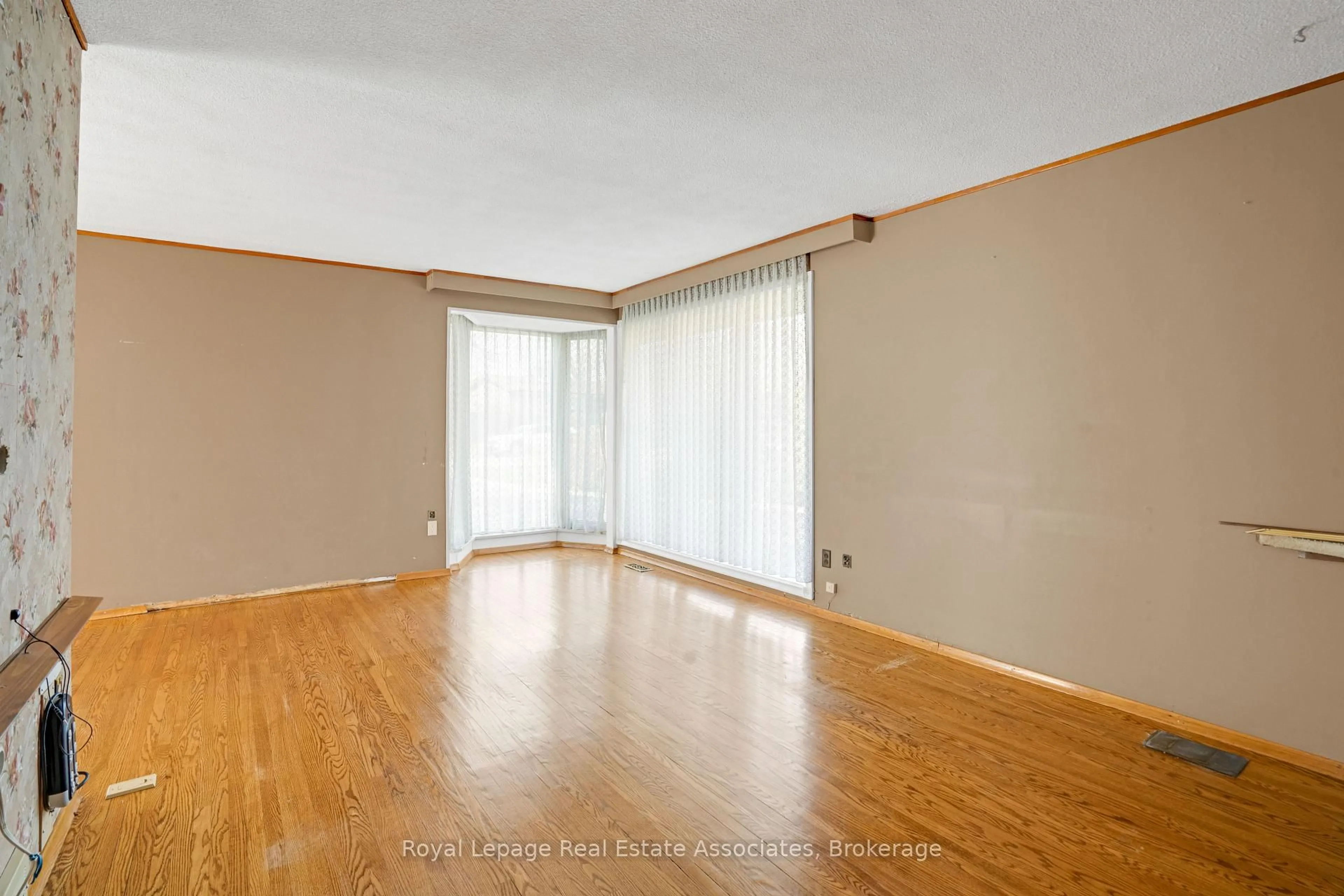 A pic of a room for 502 Falgarwood Dr, Oakville Ontario L6H 1N3