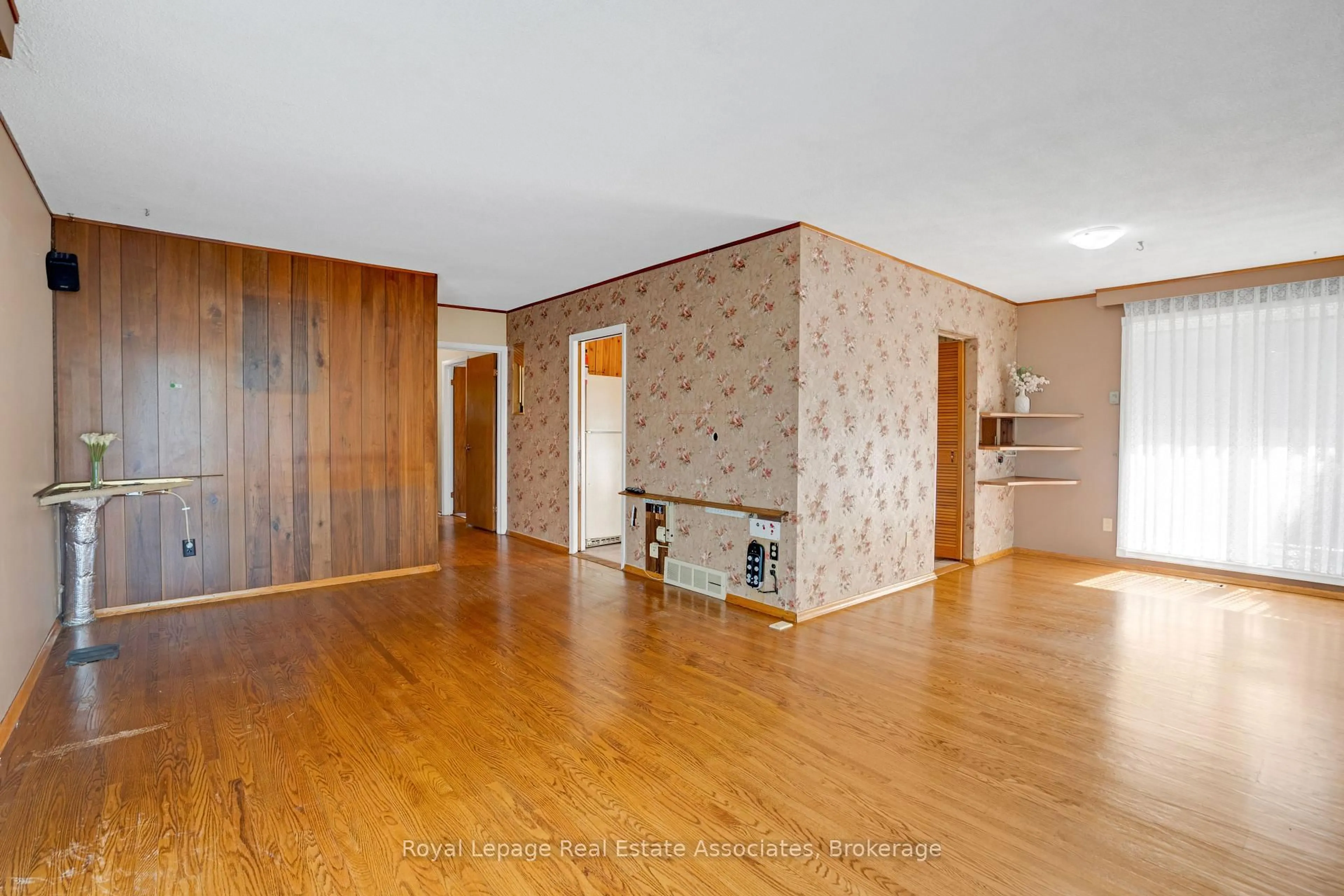 Indoor foyer for 502 Falgarwood Dr, Oakville Ontario L6H 1N3