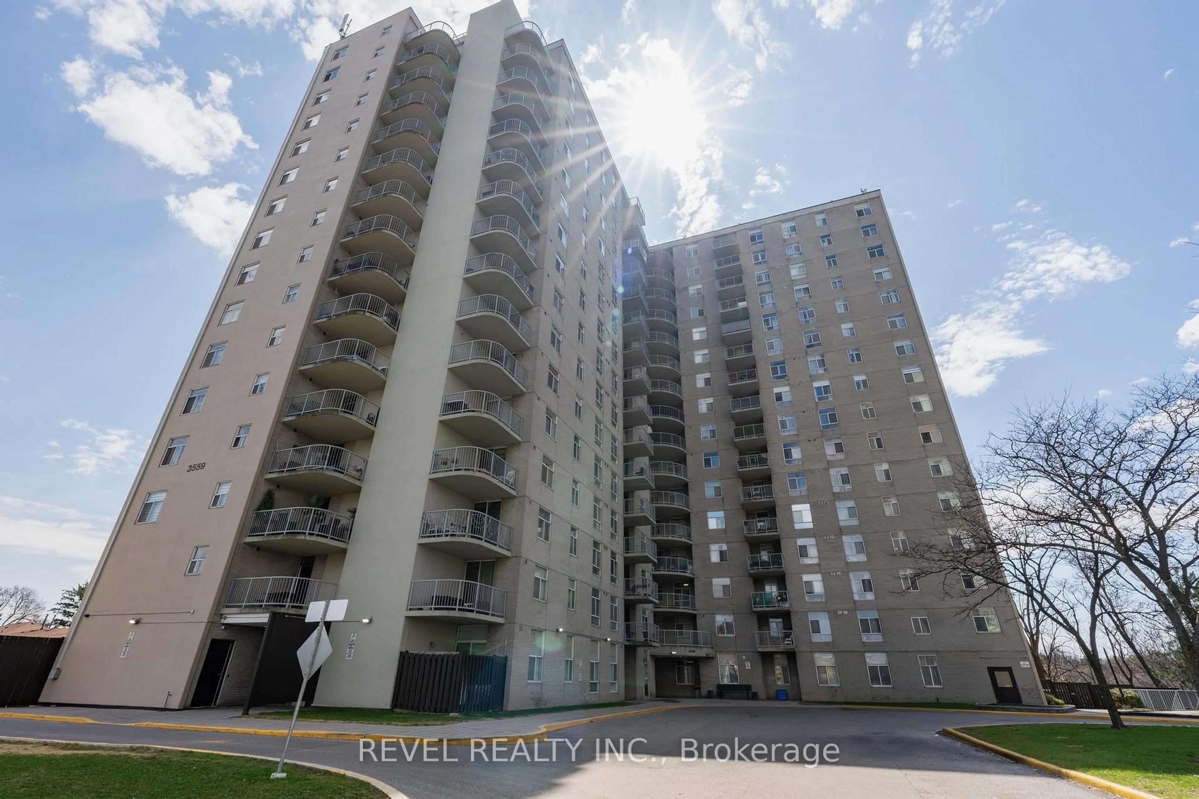 Indoor foyer for 3559 Eglinton Ave #306, Toronto Ontario M6M 5C6