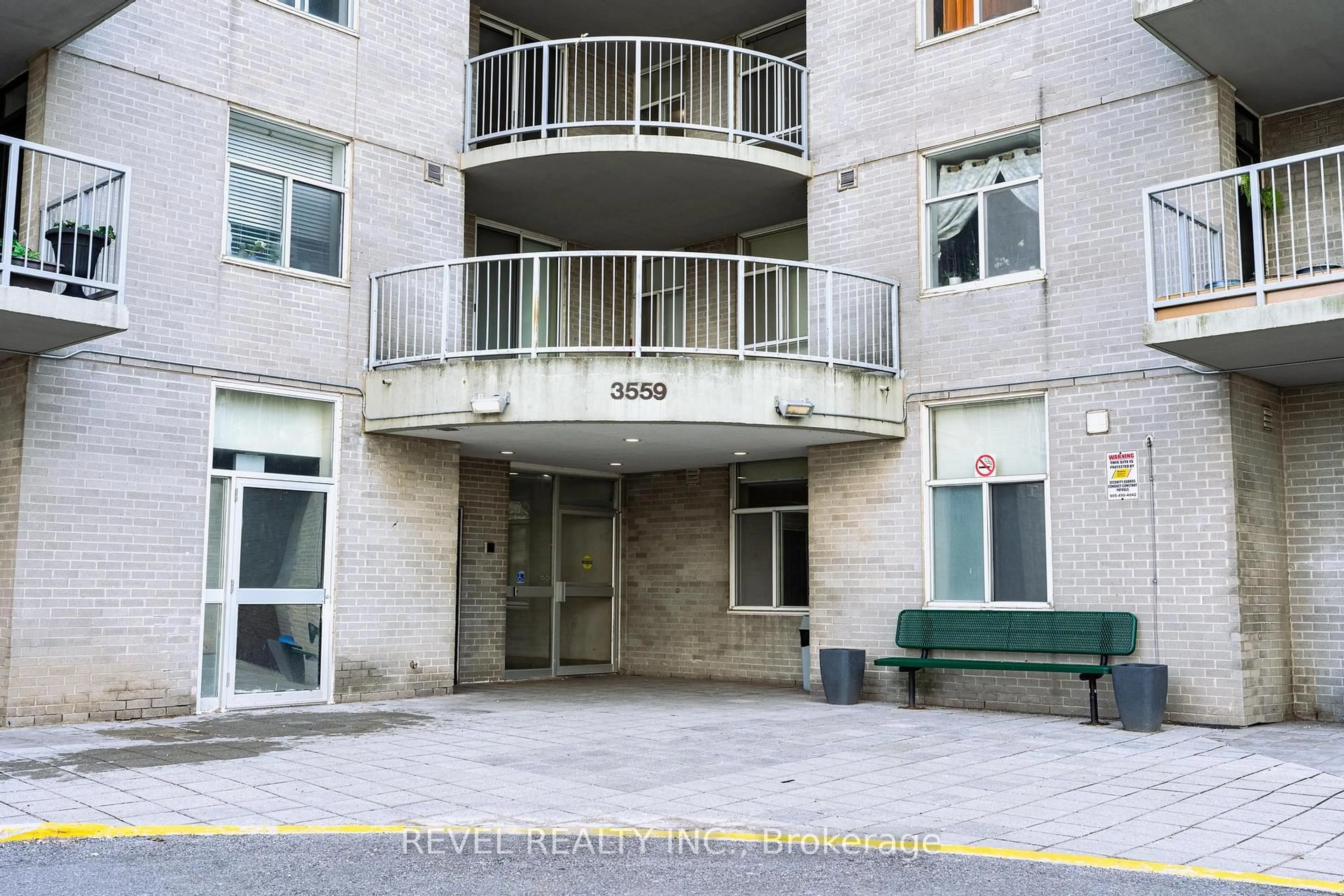 Indoor foyer for 3559 Eglinton Ave #306, Toronto Ontario M6M 5C6