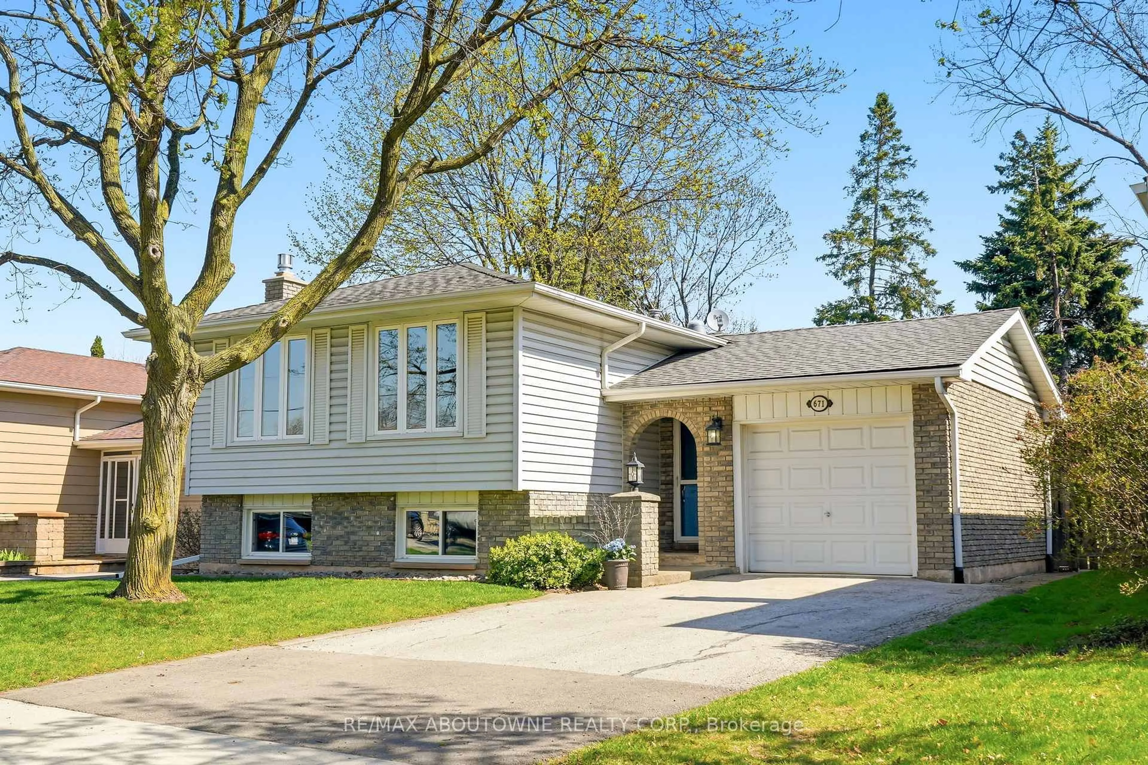 Home with vinyl exterior material, street for 671 Woodview Rd, Burlington Ontario L7N 3A4