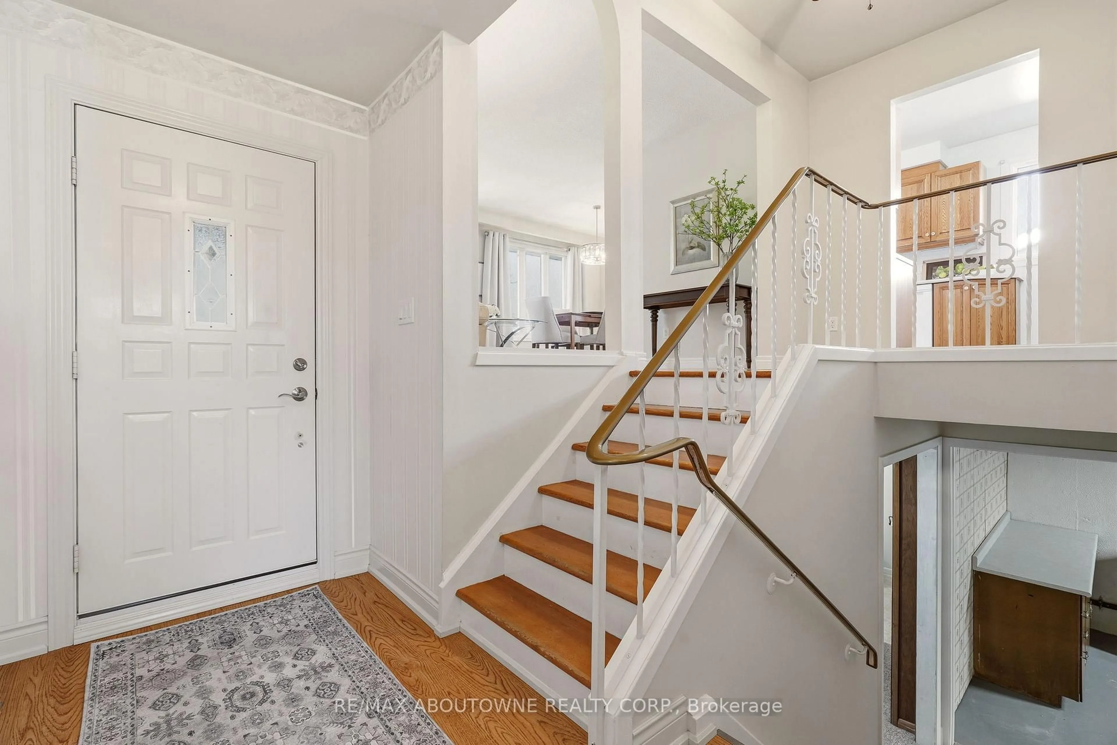 Indoor entryway for 671 Woodview Rd, Burlington Ontario L7N 3A4