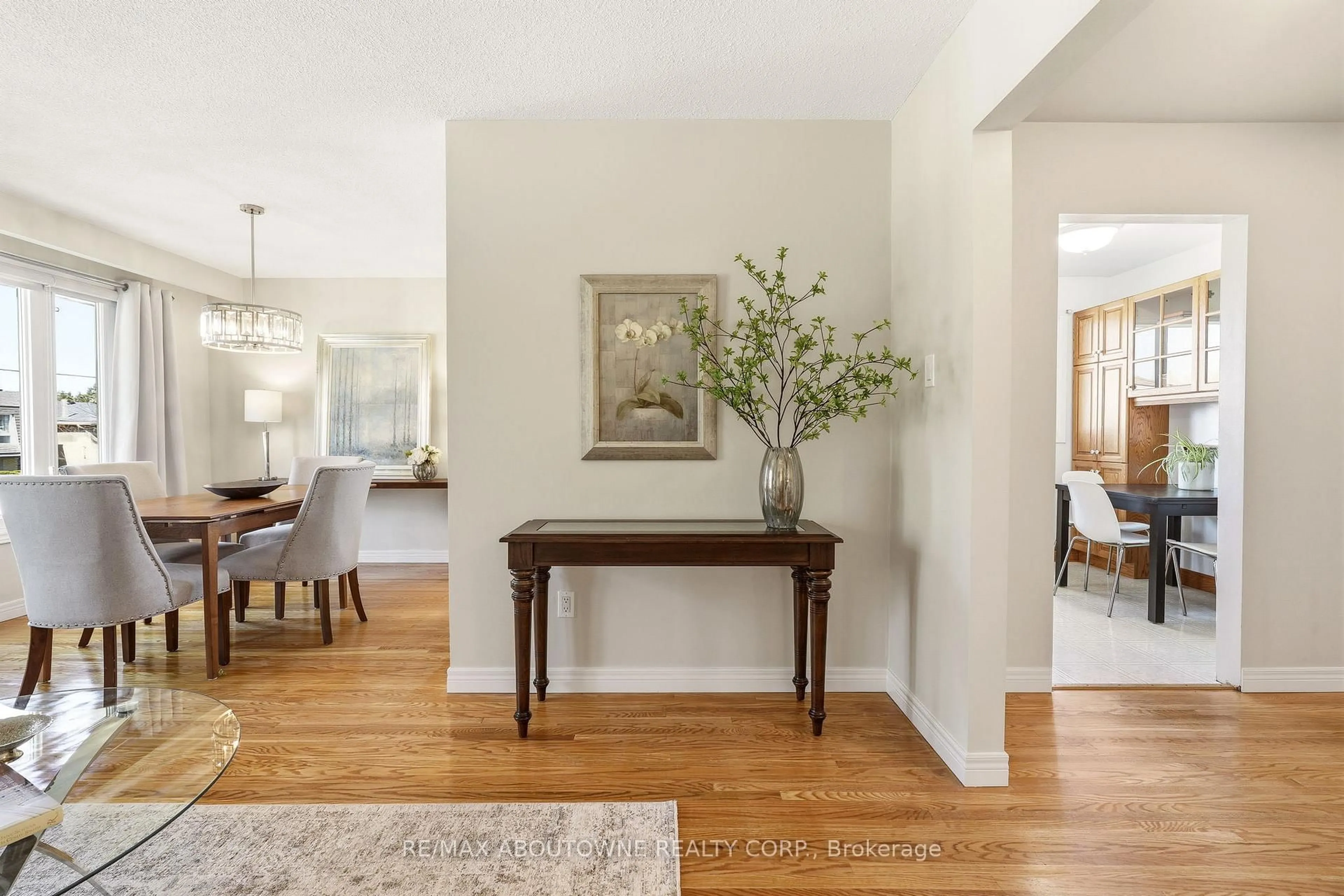 Indoor entryway for 671 Woodview Rd, Burlington Ontario L7N 3A4