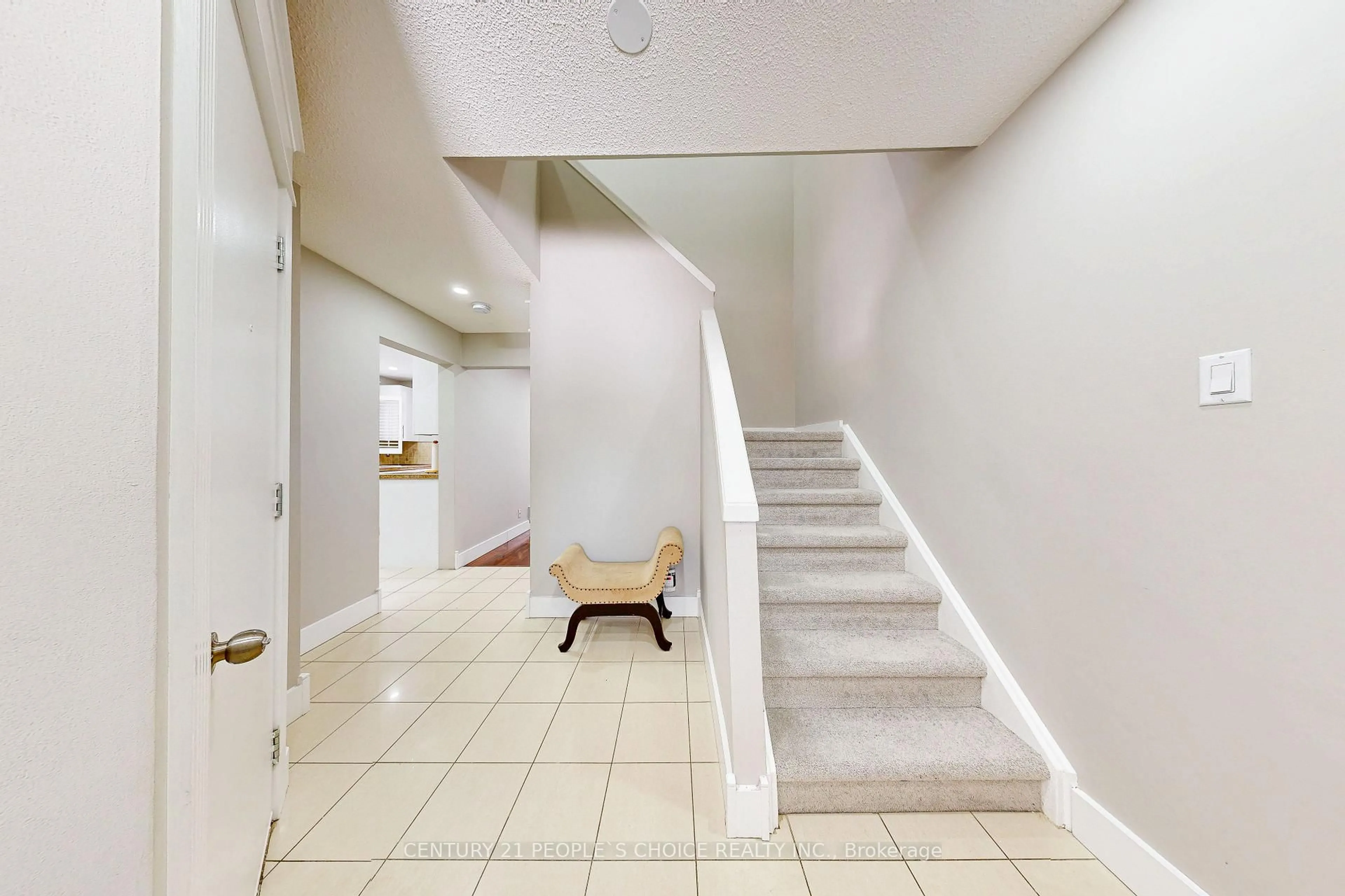 Indoor foyer for 54 Royal Palm Dr, Brampton Ontario L6Z 1P6