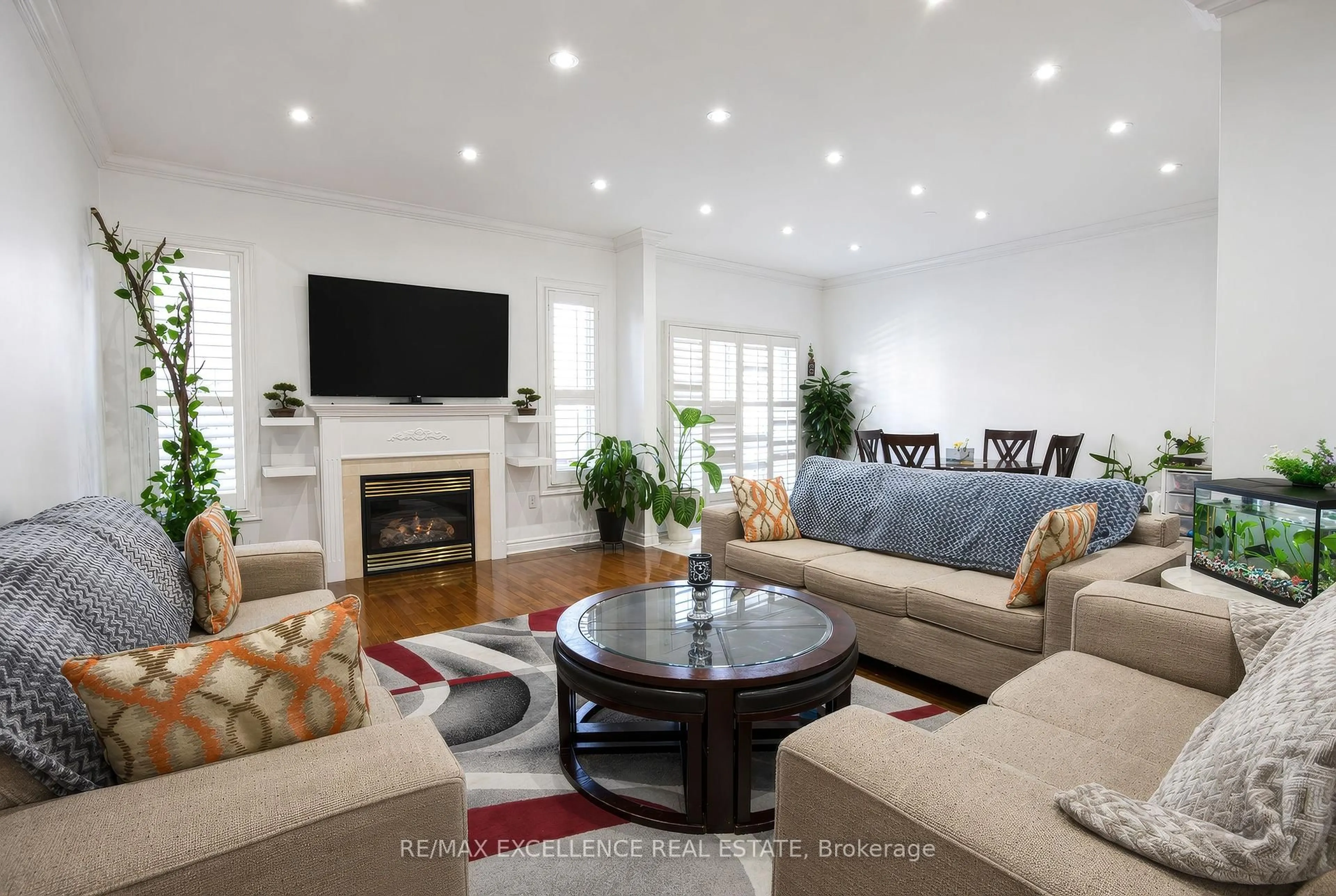 Living room with furniture, unknown for 5 Castlegate Blvd, Brampton Ontario L6P 2L4